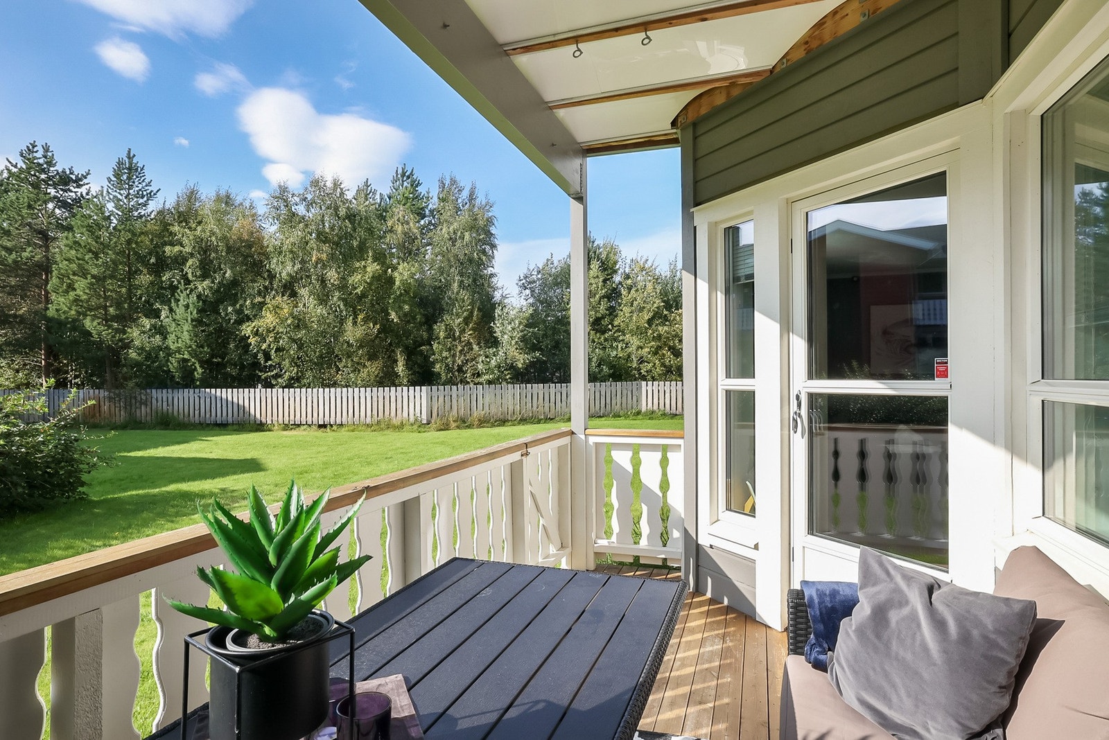 Fra stuen er det utgang til en trivelig terrasse med plass til sittegruppe. Galleribilde