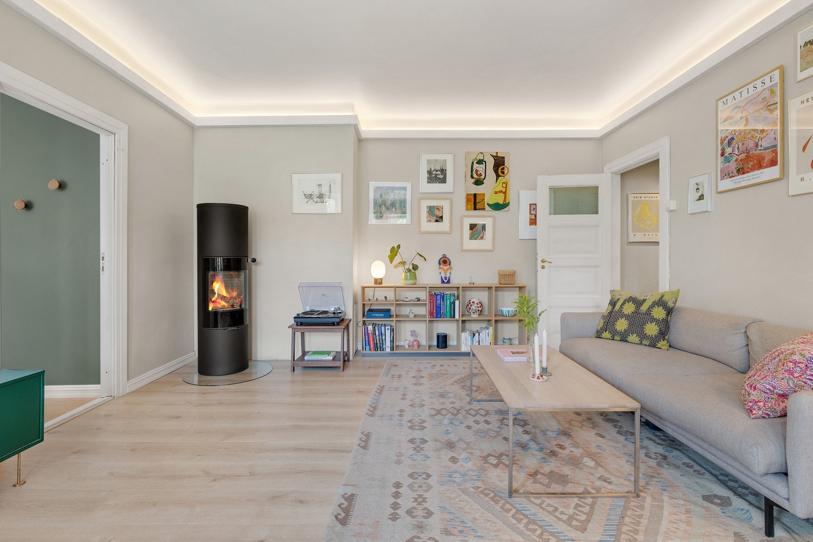 Det er store vindusflater med brede karmer som gir godt med naturlig lys i boligen. Galleribilde