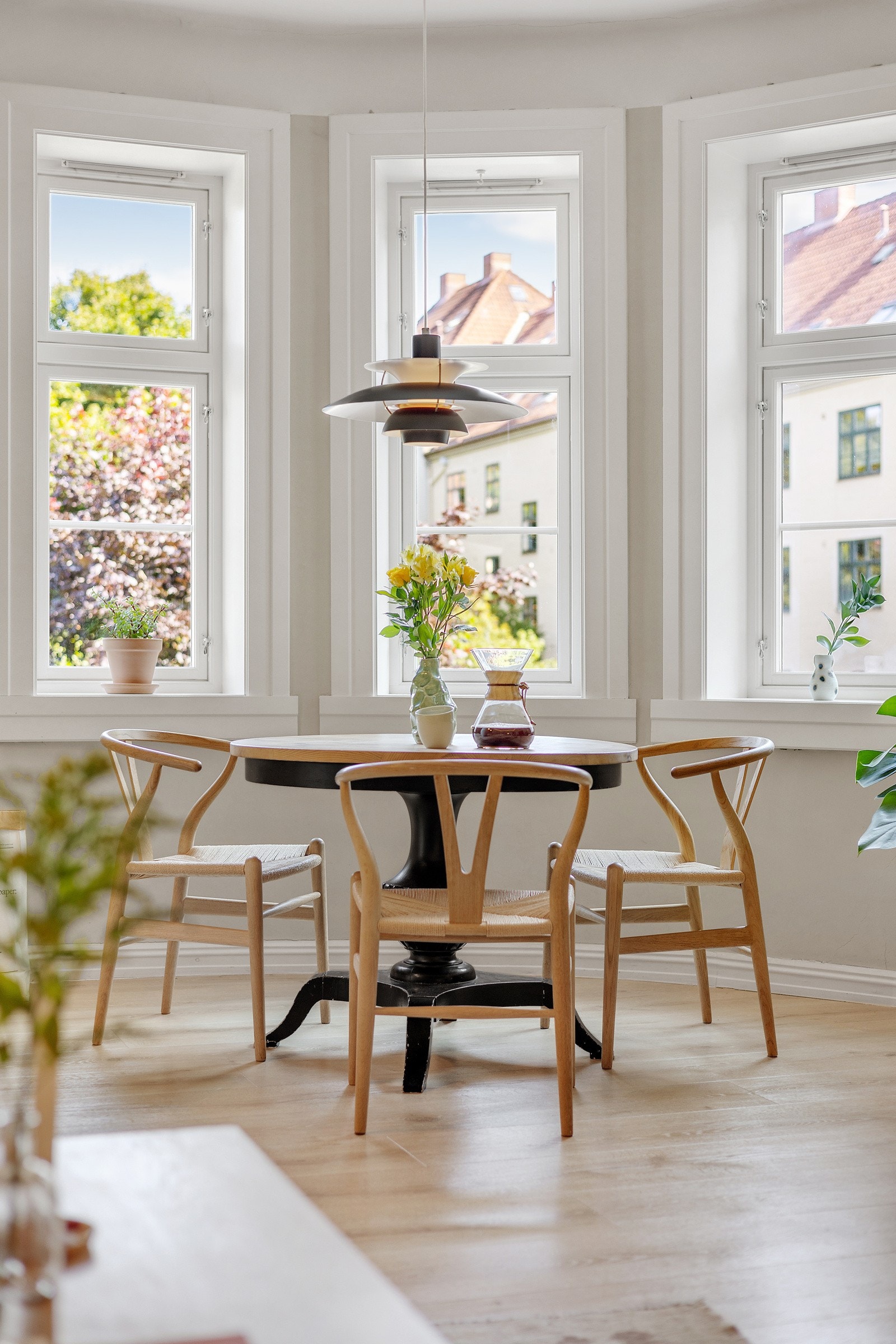 Hyggelig spisegruppe perfekt plassert foran stuevinduene. Galleribilde
