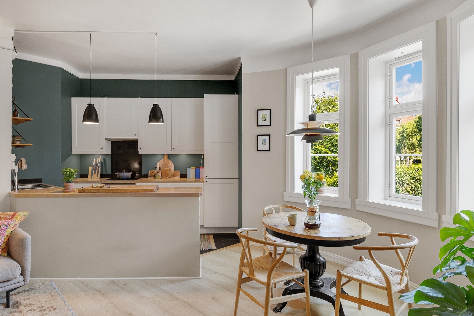 Kjøkkenet har en åpen løsning mot stuen som er perfekt for sosiale sammenkomster. Galleribilde