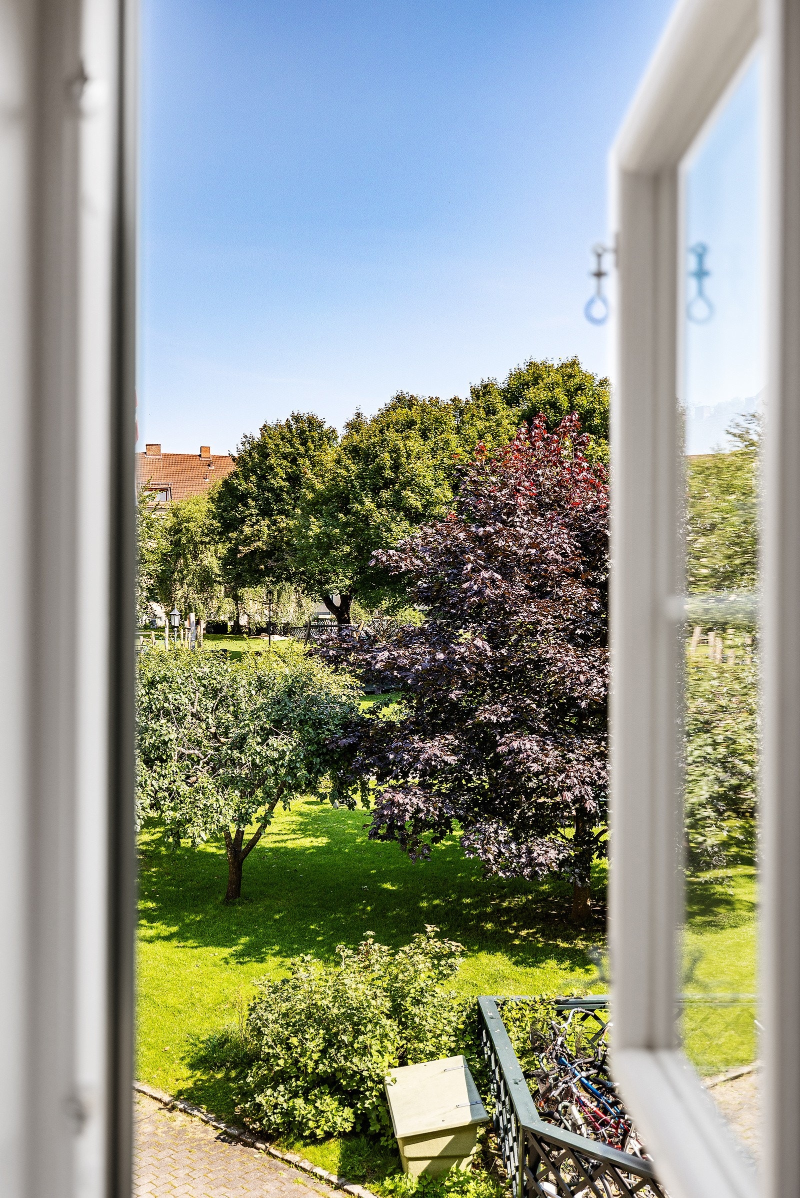 Nyelige utsyn ut til den fantastiske bakgården. Galleribilde