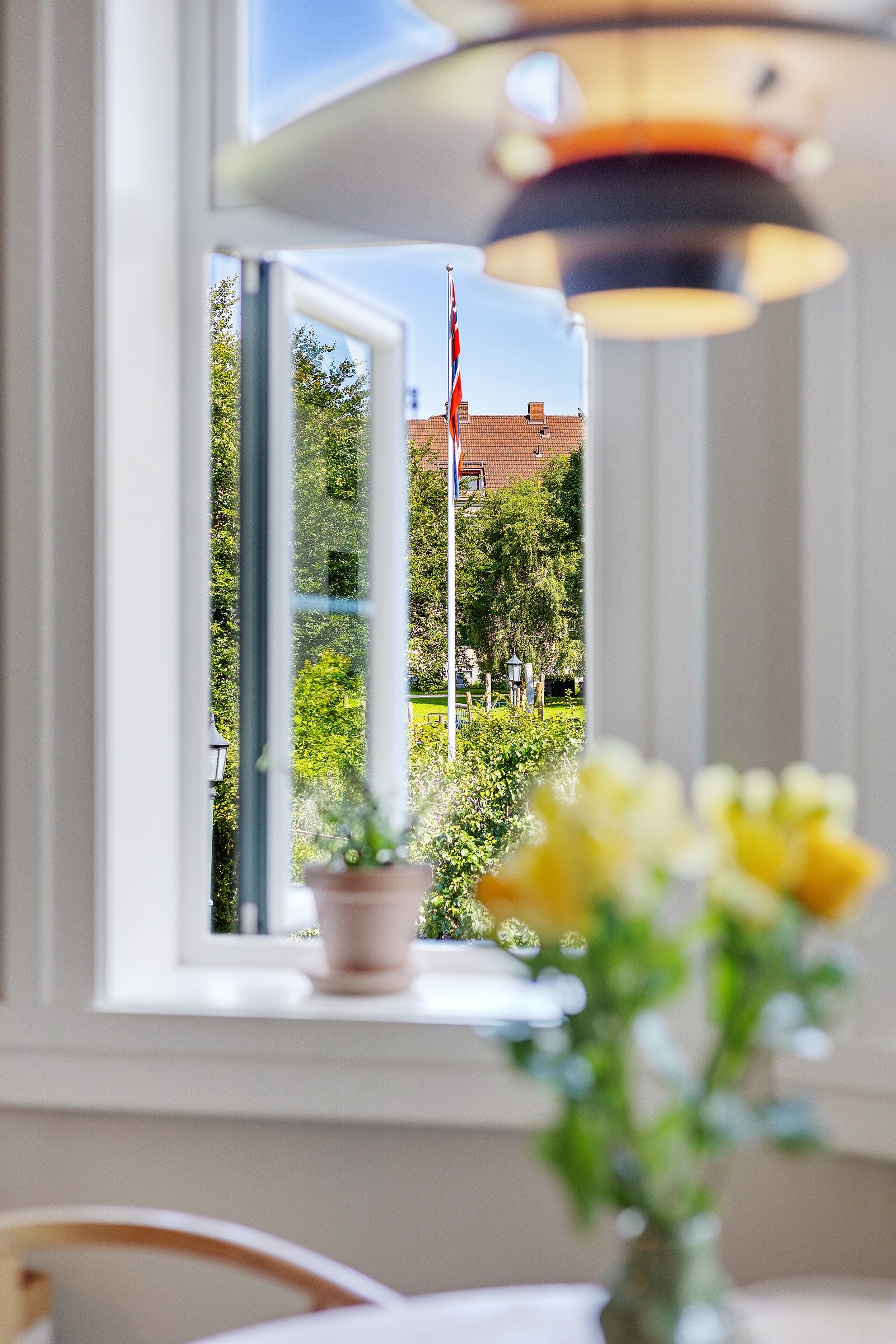 Her kan du titte ut på borettslagets hyggelige bakgård. Galleribilde
