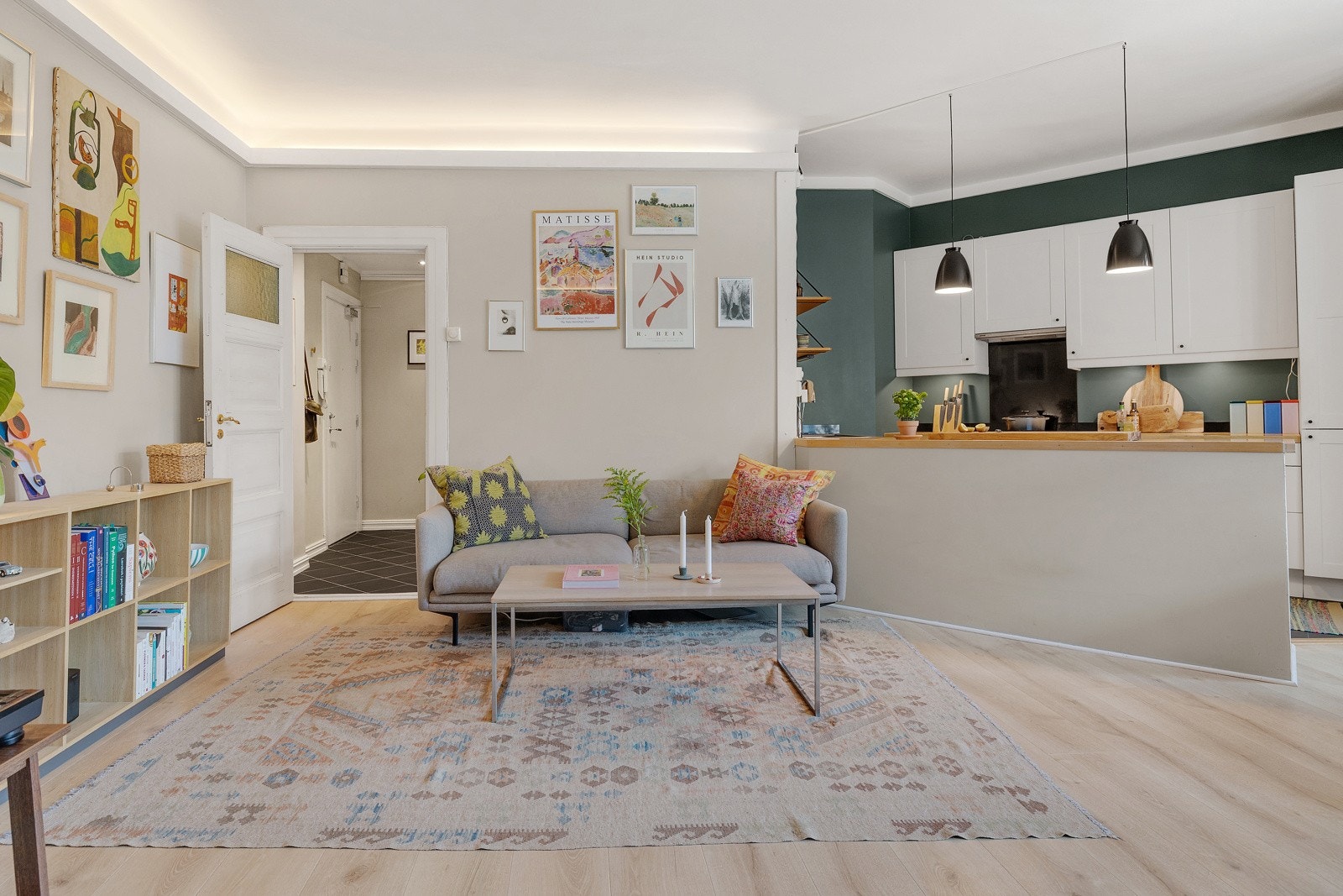 Stuen er enkel å møblere og du har god plass til både sofagruppe, spisebord og TV med tilhørende møblement. Galleribilde