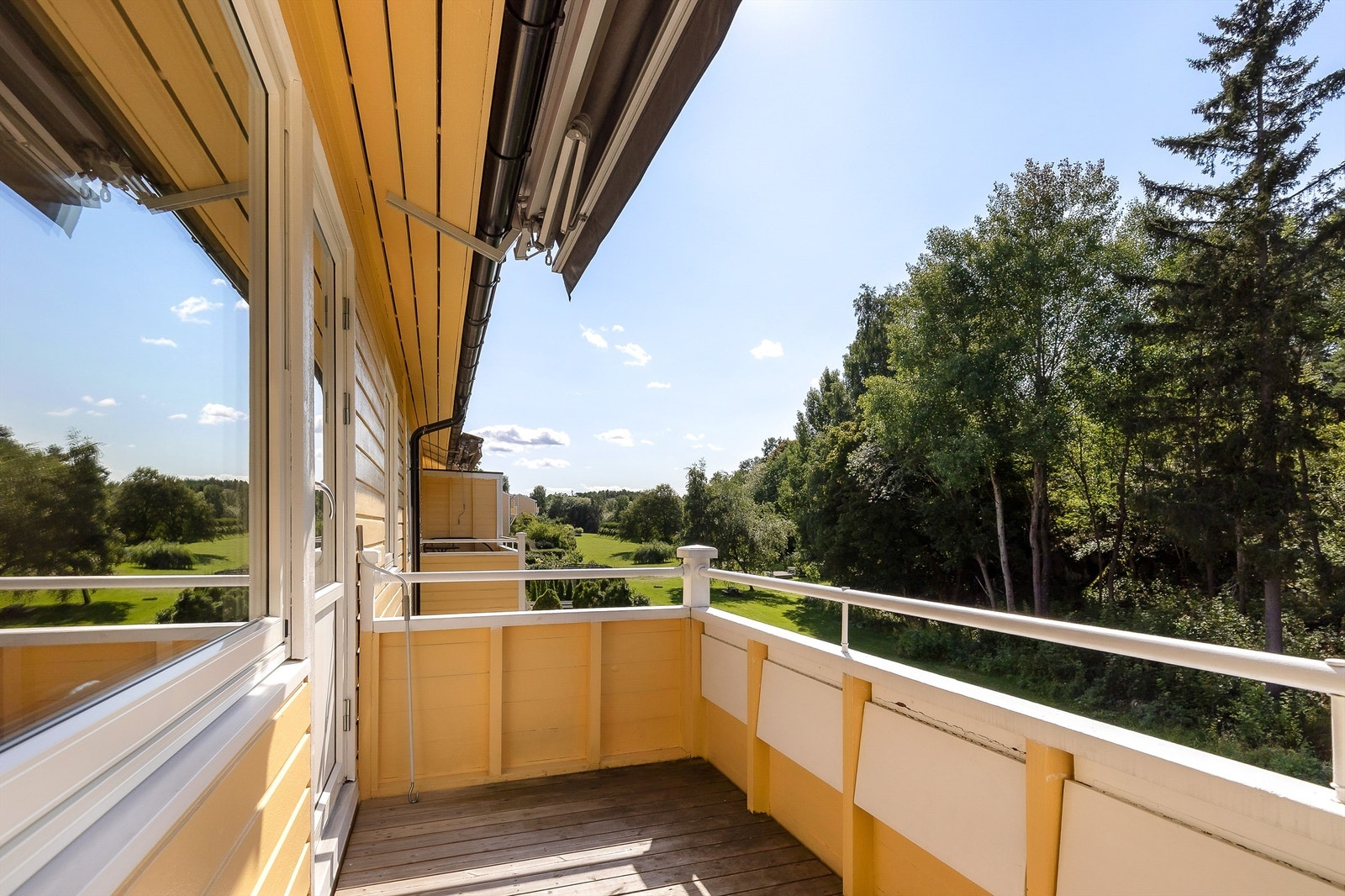 Fra stuen er det adkomst ut til boligens herlige vestvendte balkong på 7 kvm Galleribilde