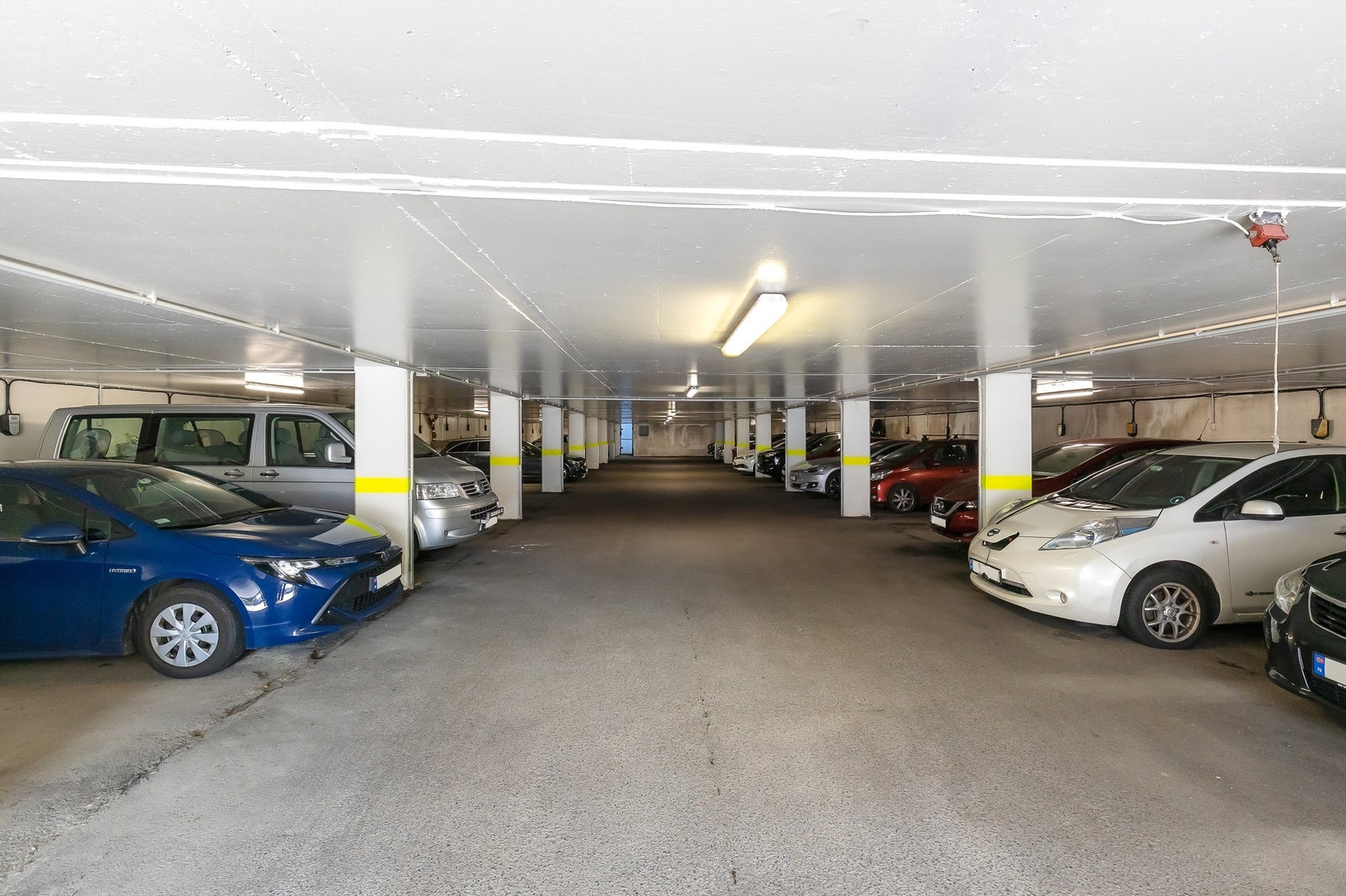 Det medfølger parkeringsplass i felles parkeringshus. Det kan etableres ladepunkt på garasjeplass. Galleribilde