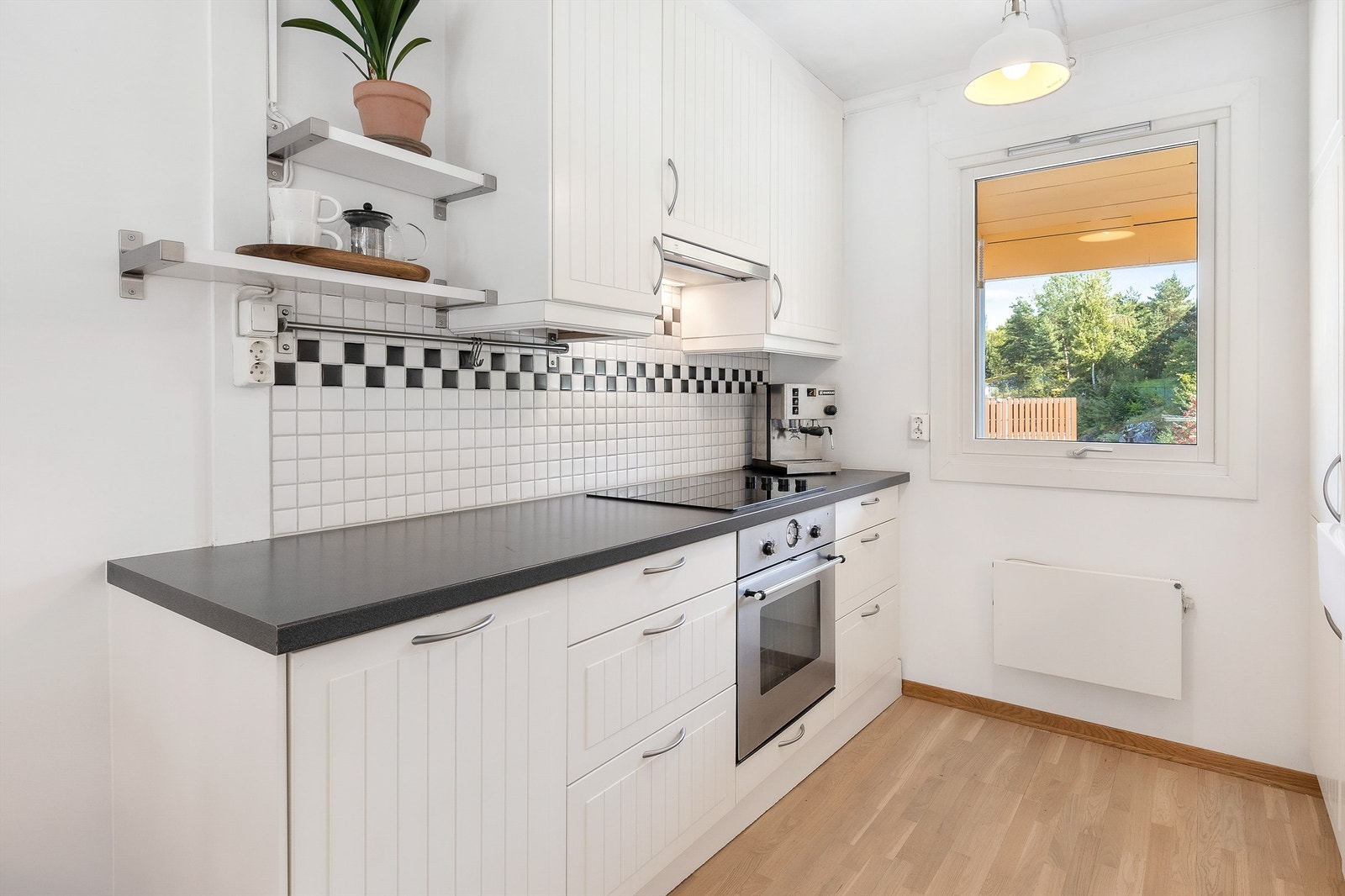 Den gode benkeplassen gjør det enkelt å diske opp lekre retter. Det er rikelig med oppbevaringsplass i både skuffer og skap. Galleribilde