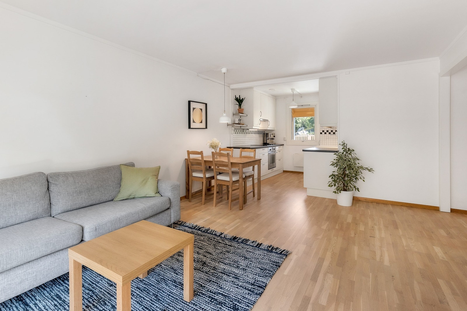 I stuen er det også en naturlig og fin plass for å innrede med et spisebord med gode muligheter for å invitere venner og familie på middag Galleribilde