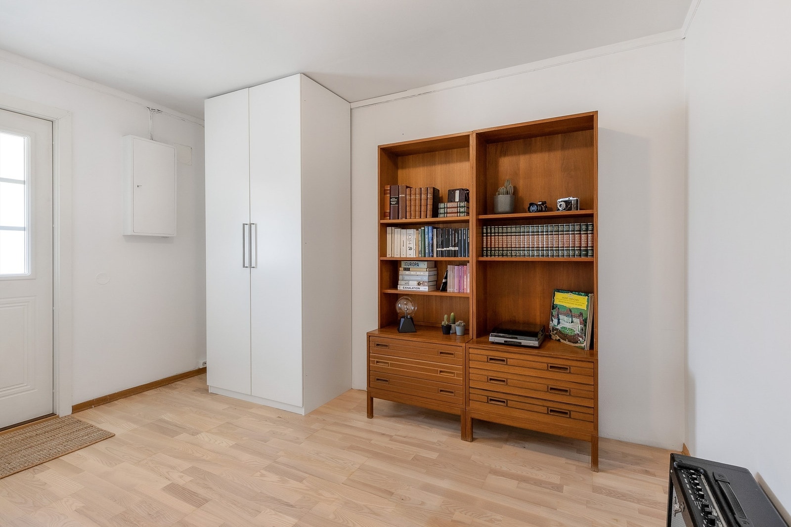 Velkommen inn! Leilighetens entré er lys og innbydende og gir et godt førsteinntrykk av boligen. Galleribilde