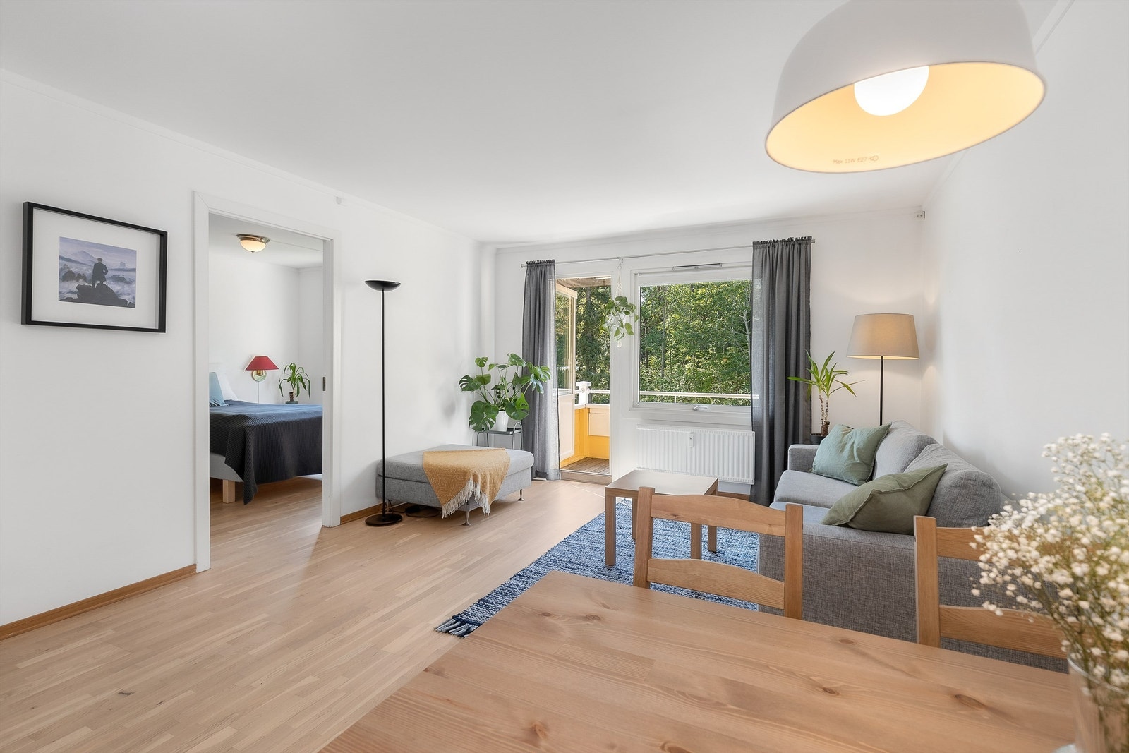 Stuen er romslig med god planløsning og kan enkelt innredes med en hyggelig sofagruppe med tilhørende sofabord og annet ønskelig stuemøblement Galleribilde