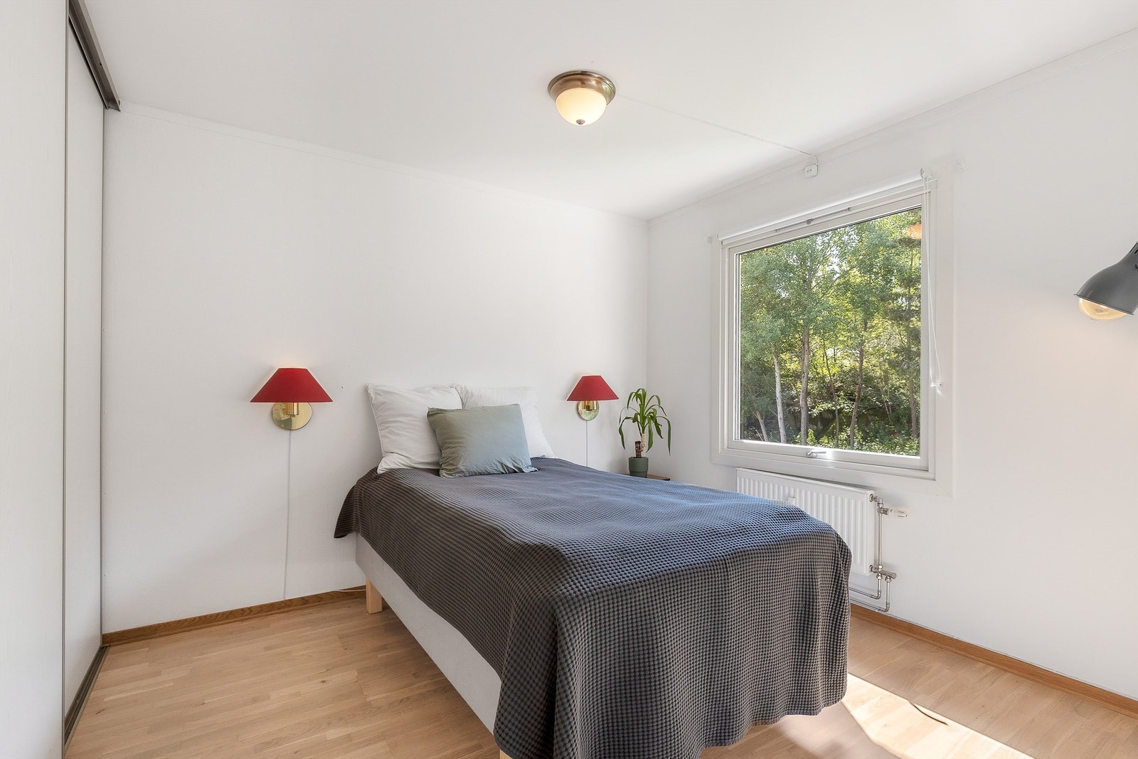 Det er også rikelig med oppbevaringsplass i en romslig skyvedørsgarderobe Galleribilde