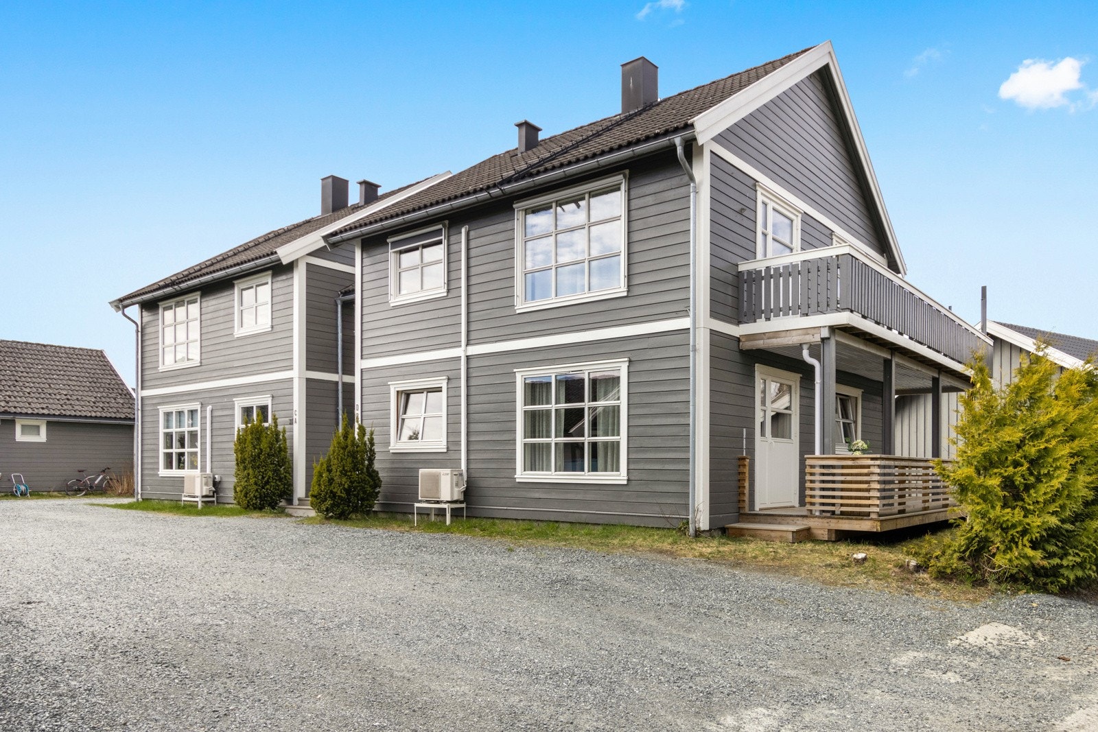 Velkommen til Flata 37 -en flott leilighet i 1.etg. med stor terrasse og garasje. Lav fellesgjeld. Galleribilde