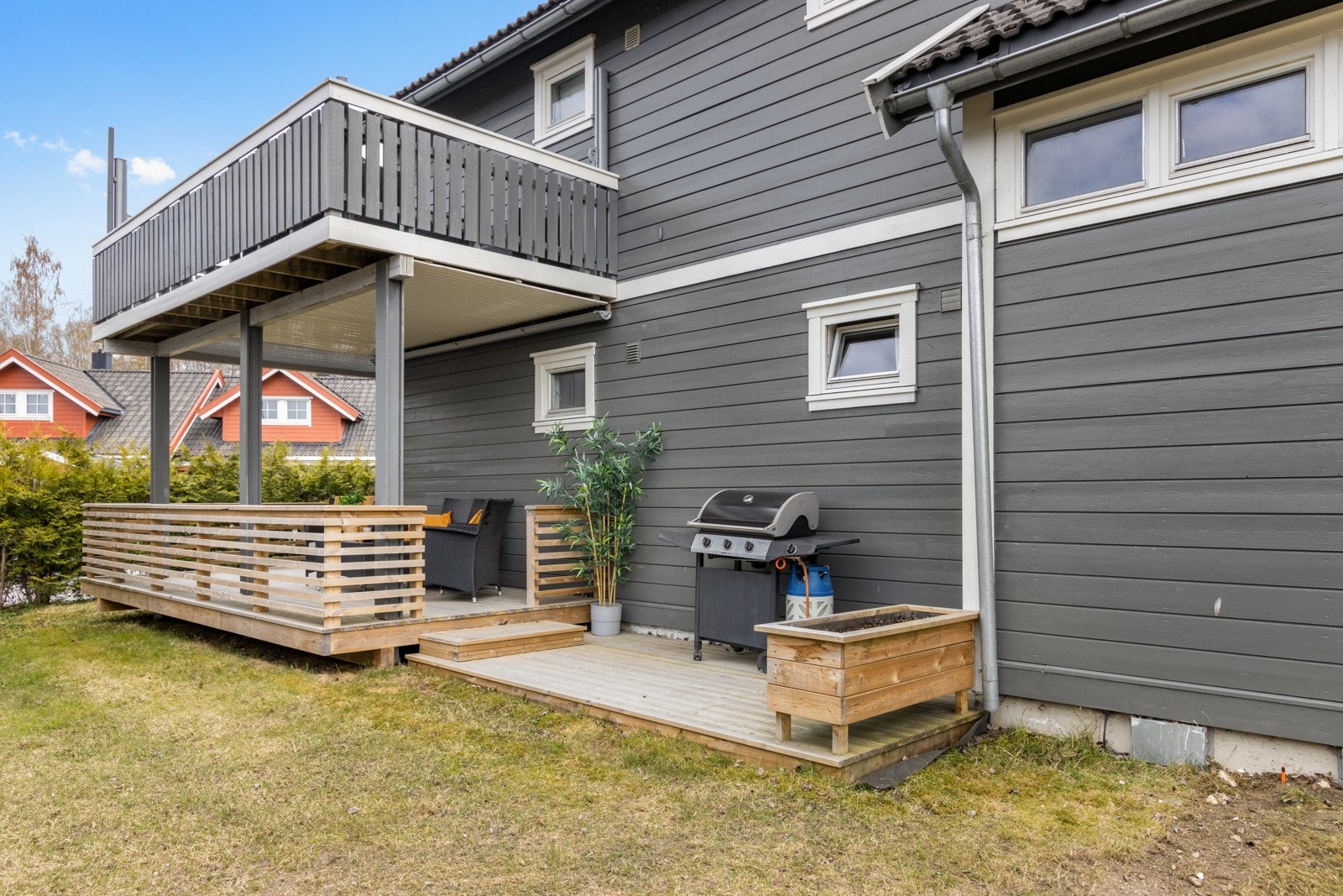 Stor og trivelig terrasse tilhørende leiligheten. Lite innsyn. Galleribilde