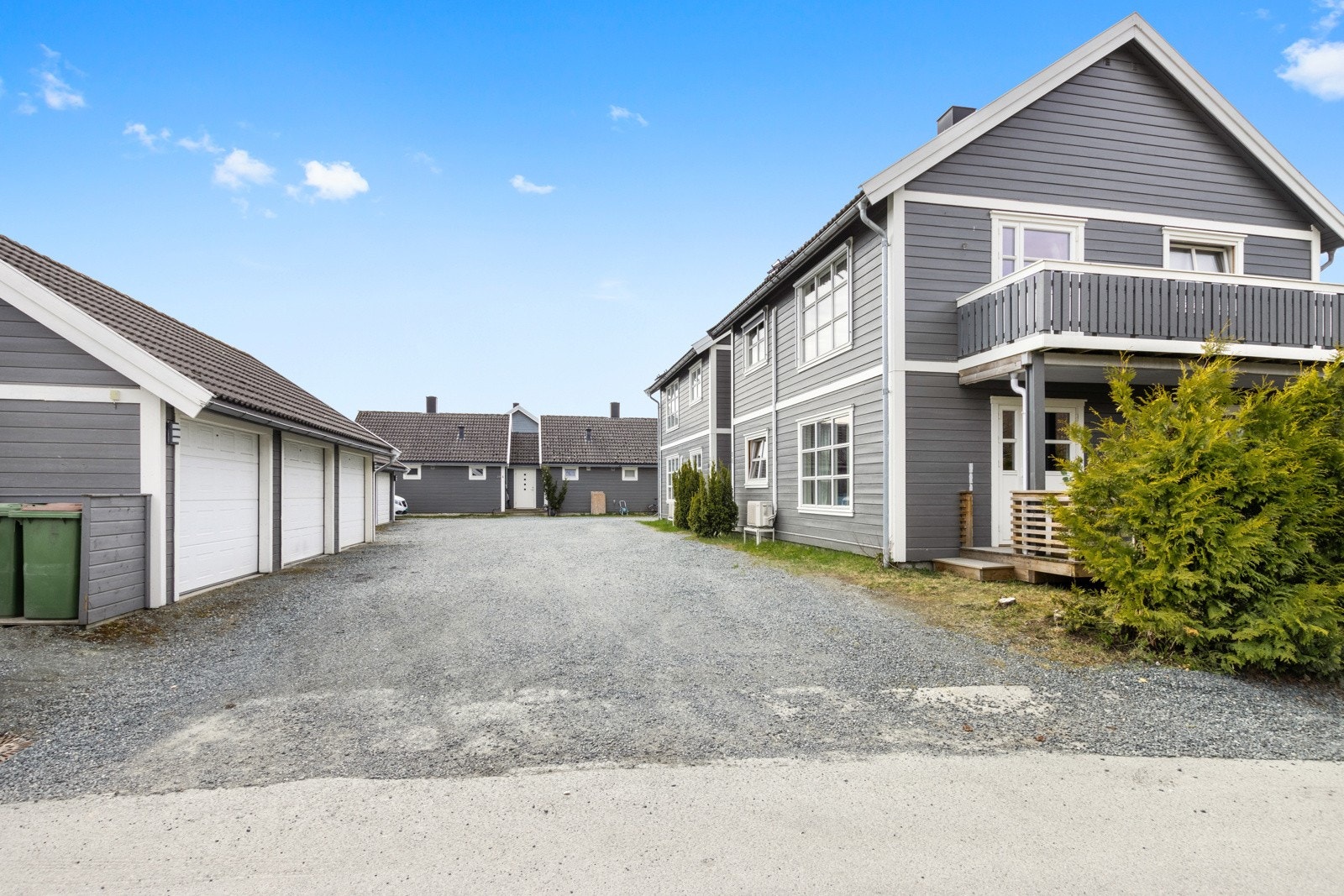 2 / 20: Det medfølger også en egen garasje, samt at det r god plass til parkering på borettslagets tomt. Galleribilde