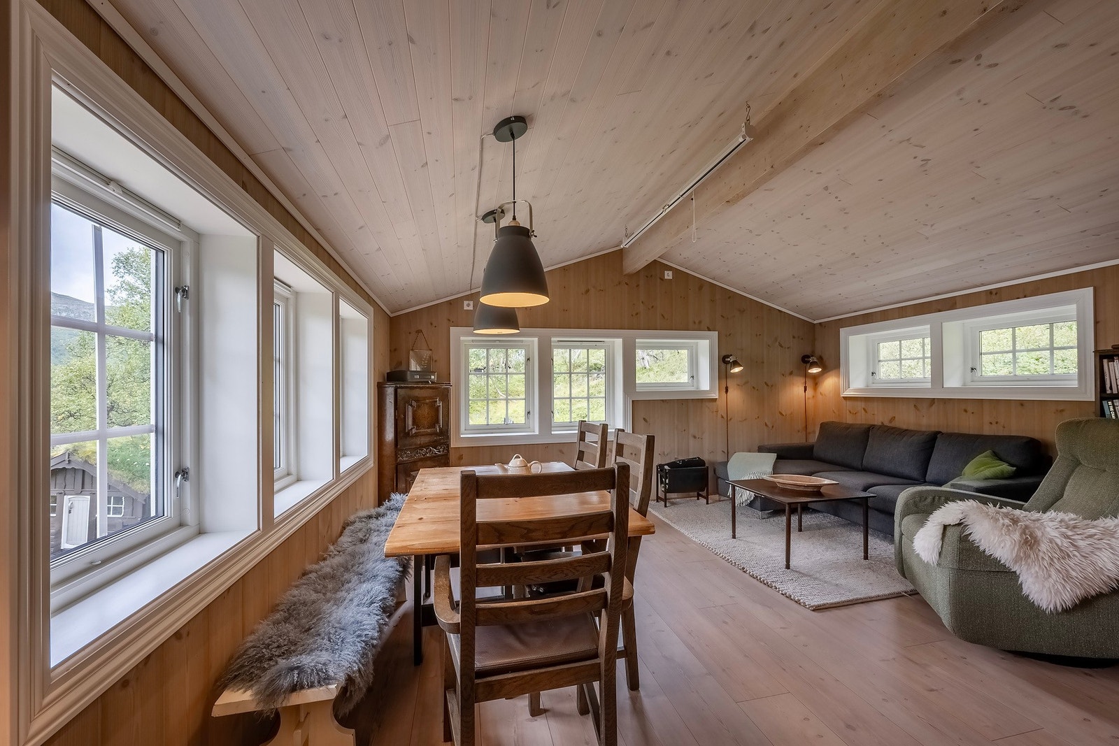 God plass til både sofakrok og spisegruppe. Galleribilde