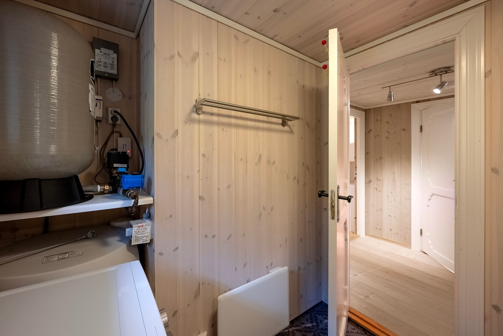 Samt opplegg for vaskemaskin og varmtvannsbereder. Galleribilde