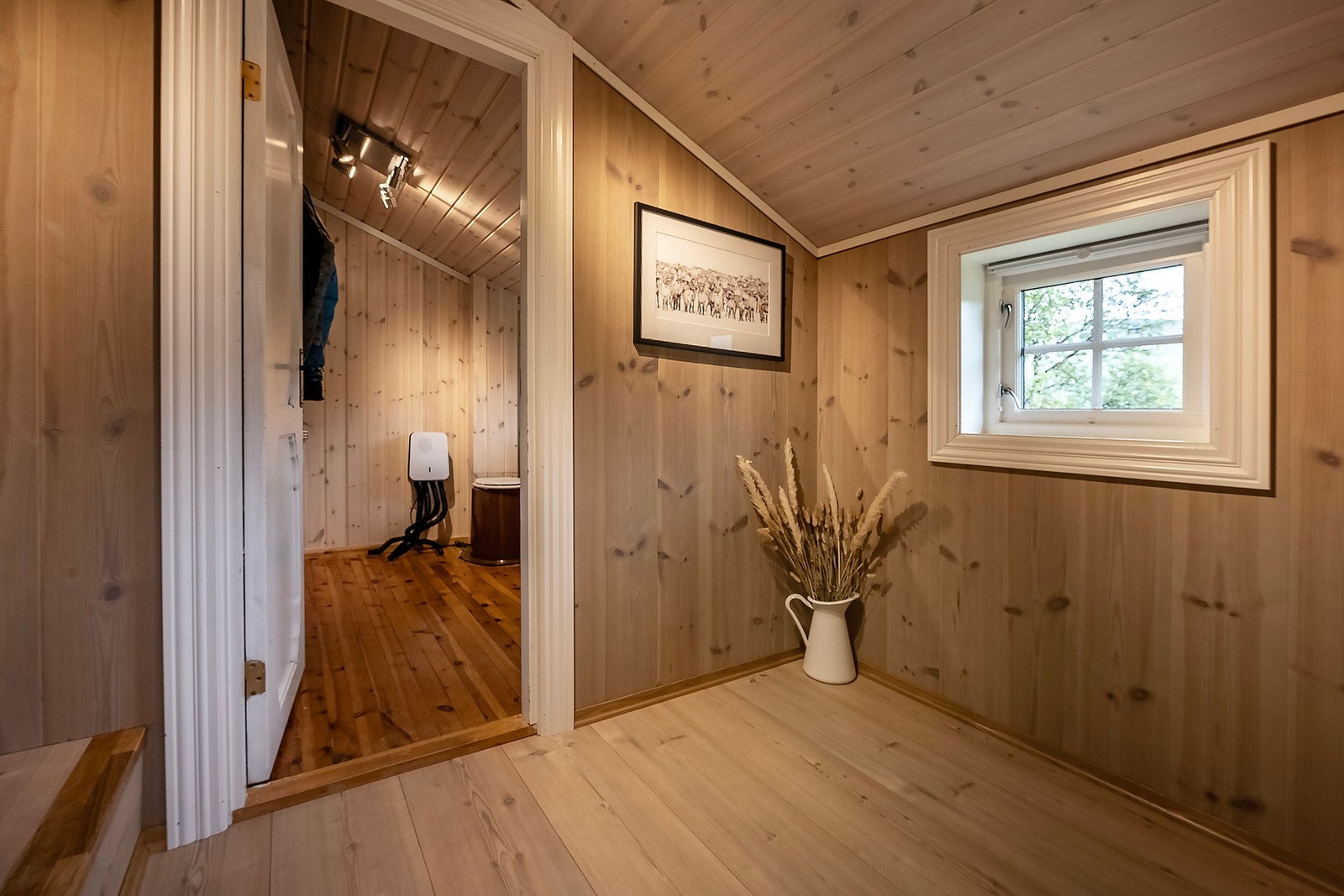 I tilknytning til entréen finner du et eget toalettrom. Galleribilde