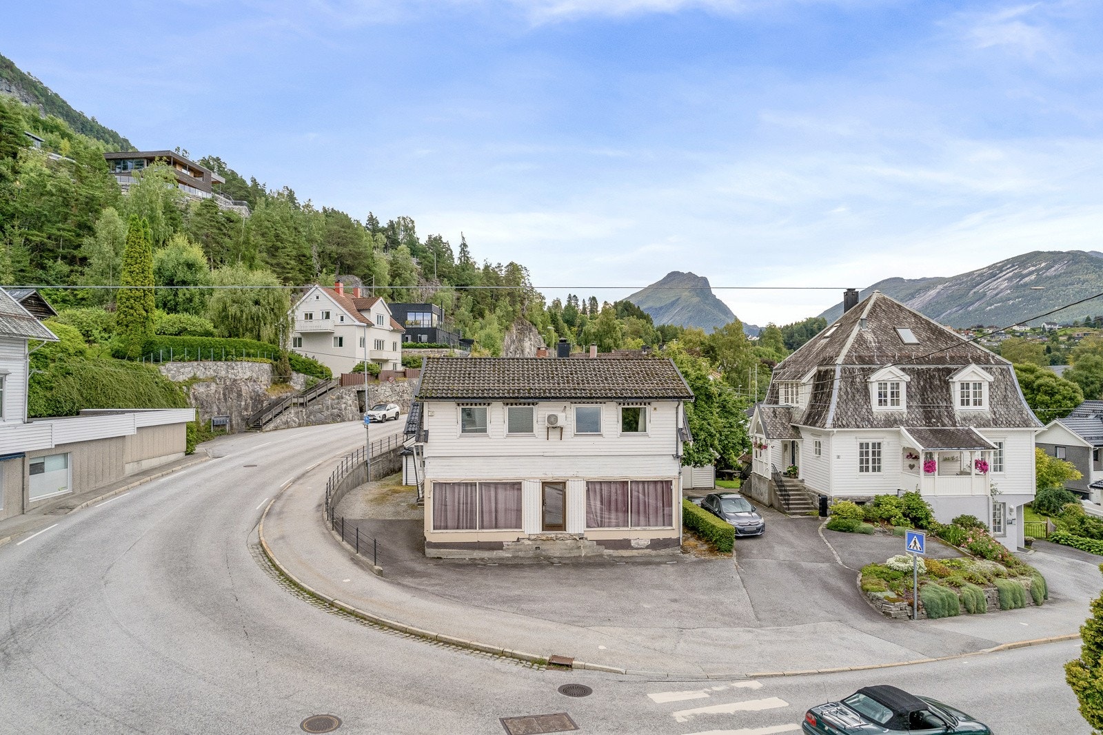 Eigedommen har ein særs sentral beliggenhet med gangavstand til alle servicetilbod. Galleribilde