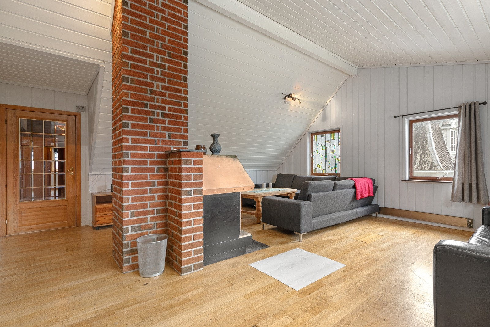 På toppen av næringslokale i B finn ein 2 bueiningar med 5 soverom. Galleribilde