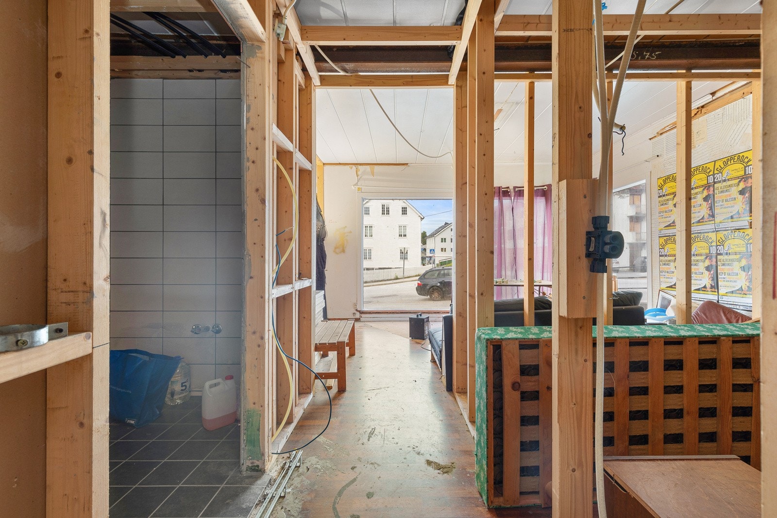 Eigedommen ligg midt i sentrum og består av næringslokale med stort potensial.. Galleribilde
