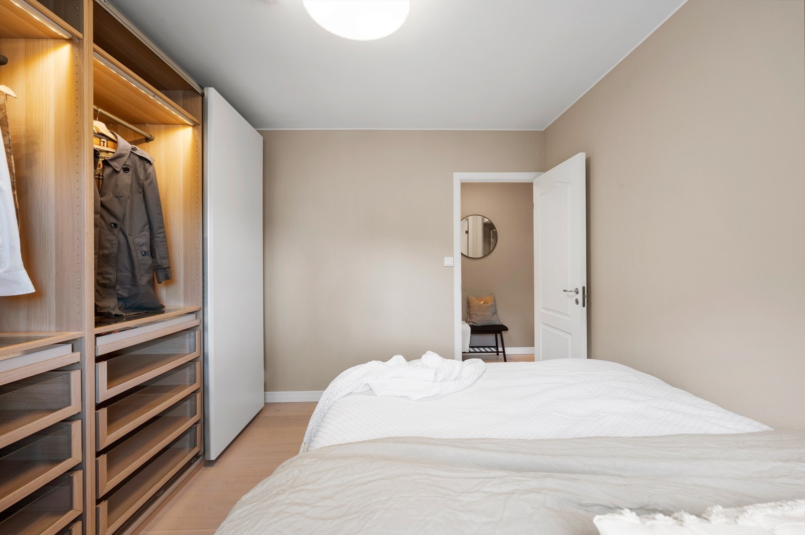- Soverommet har direkte tilkomst fra entre/gang og måler 10,1m² - Galleribilde