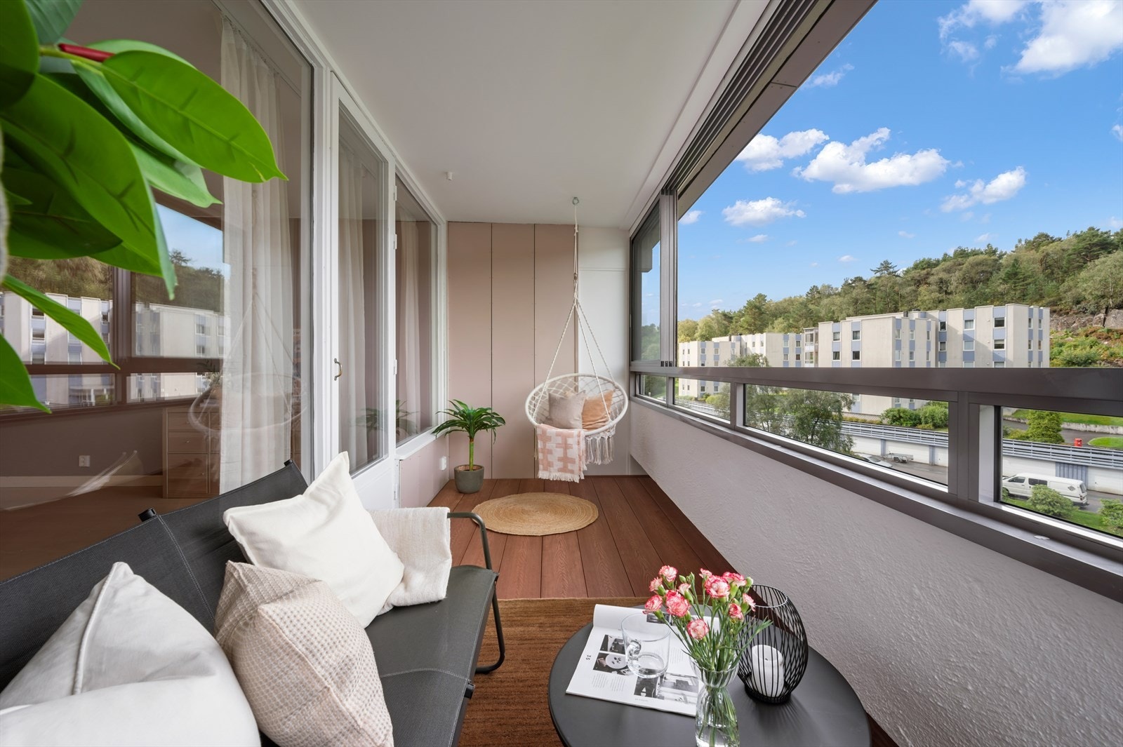 - Balkongen måler 7,8 m² og kan enkelt deles inn i 2 innredningssoner - Galleribilde