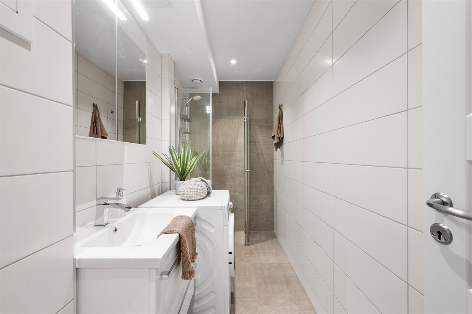 - Helfliset bad med tidløs innredning. Badet måler 3,9 m² - Galleribilde