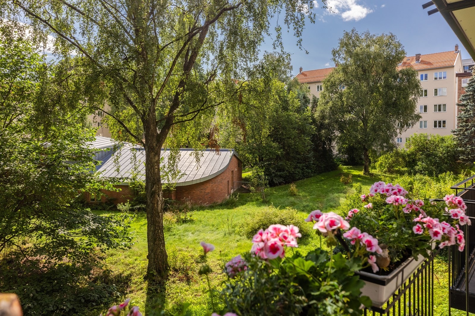 Den frodige bakhagen gjør at balkongen oppleves svært privat. Dette er virkelig en perle midt i byen! Galleribilde