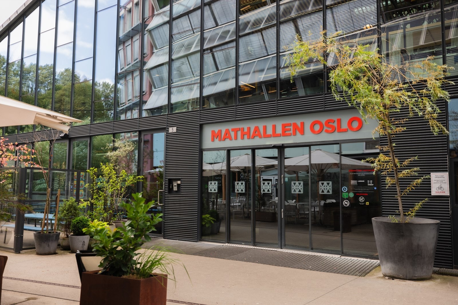 Mathallen ligger like i nærheten, med et bredt tilbud av både råvarer og spisesteder. Galleribilde