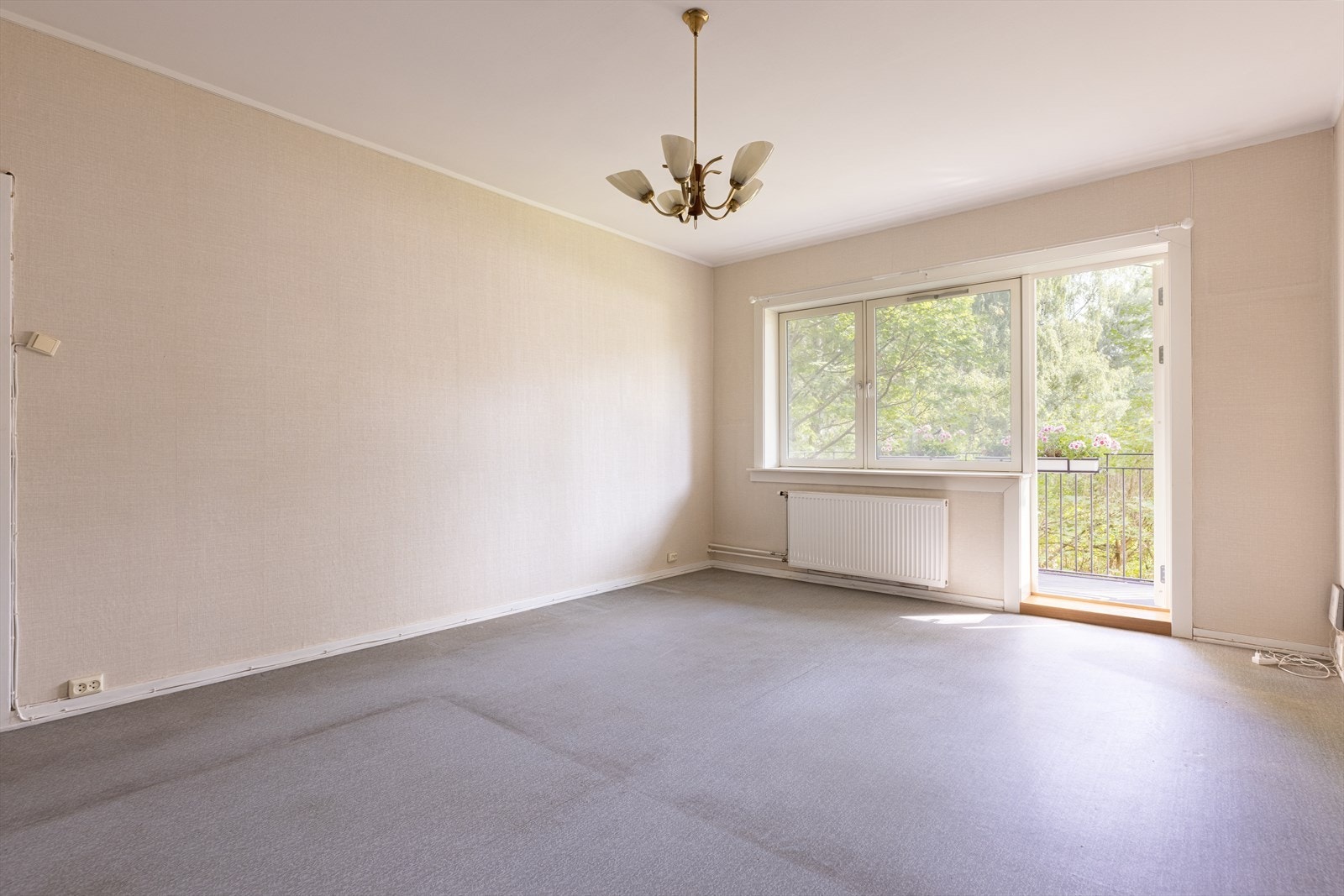 Leiligheten har en svært lys og romslig stue, som åpner opp for flere møbleringsmuligheter. God takhøyde på 2,7 meter. Galleribilde