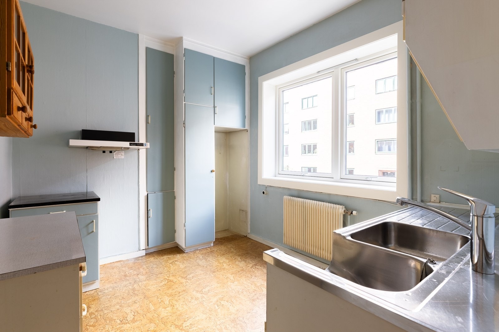 Stort, herlig vindu på kjøkkenet slipper inn rikelig med naturlig lys. Galleribilde