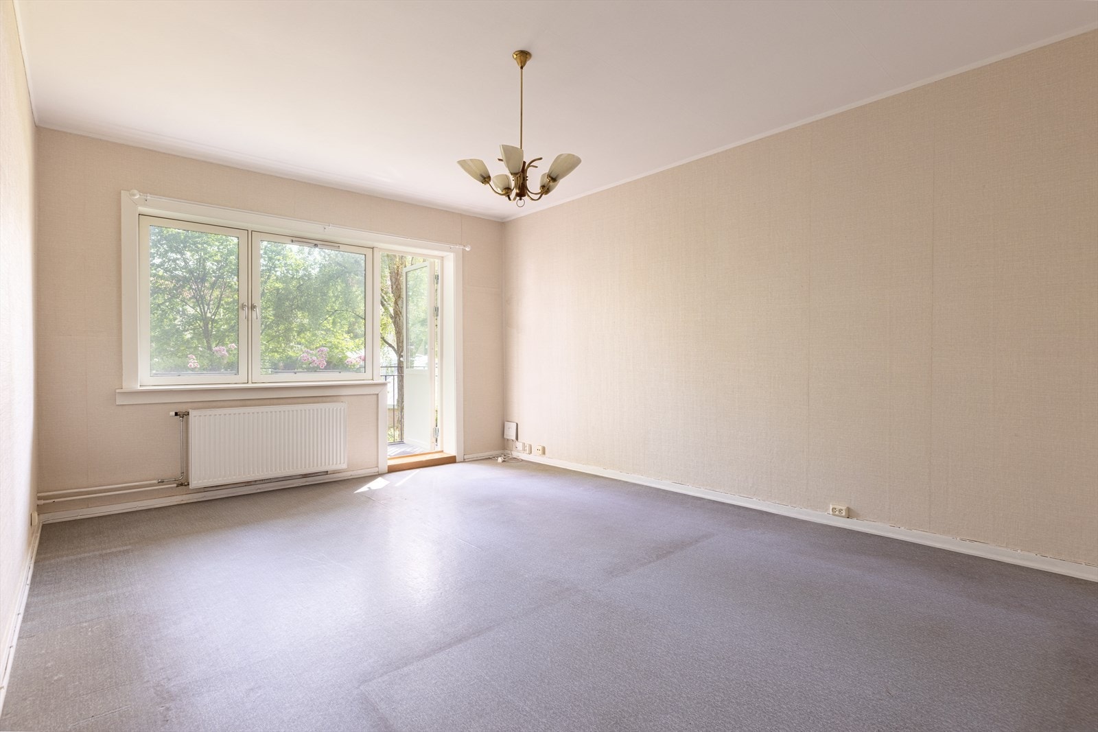 Frodig og idyllisk utsyn til bakgårdens grøntarealer, og ingen innsyn. Galleribilde