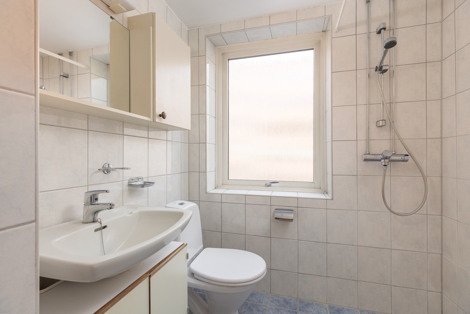 Badet ble renovert i regi av aksjesalget i 2001. Den naturlige belysningen fra vinduet gjør at badet oppleves ekstra romslig! Galleribilde