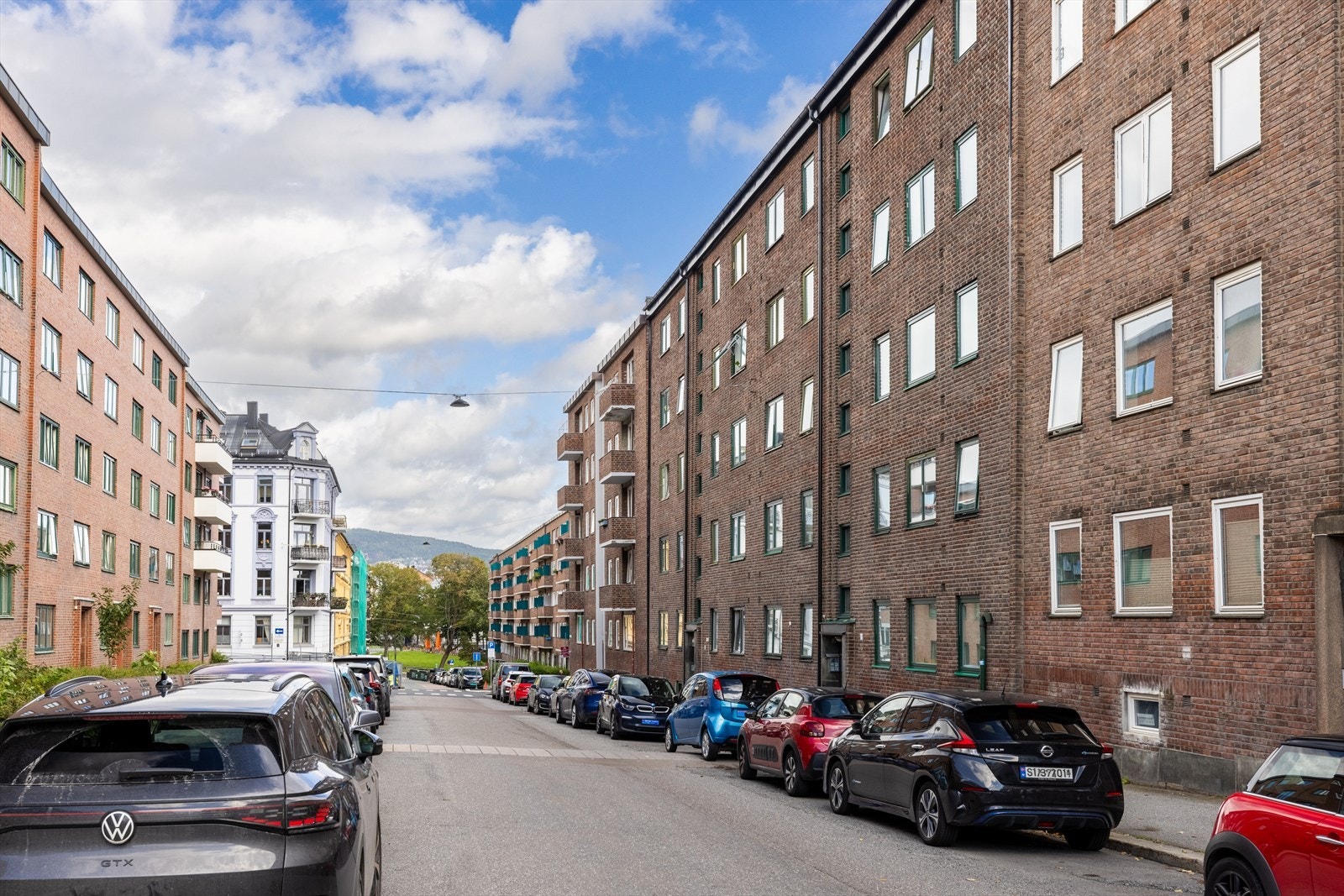 Idylliske Bjerregaards gate strekker seg ned til Aleksander Kiellands plass som du ser i enden av bildet, med park og flere uteserveringer. Galleribilde