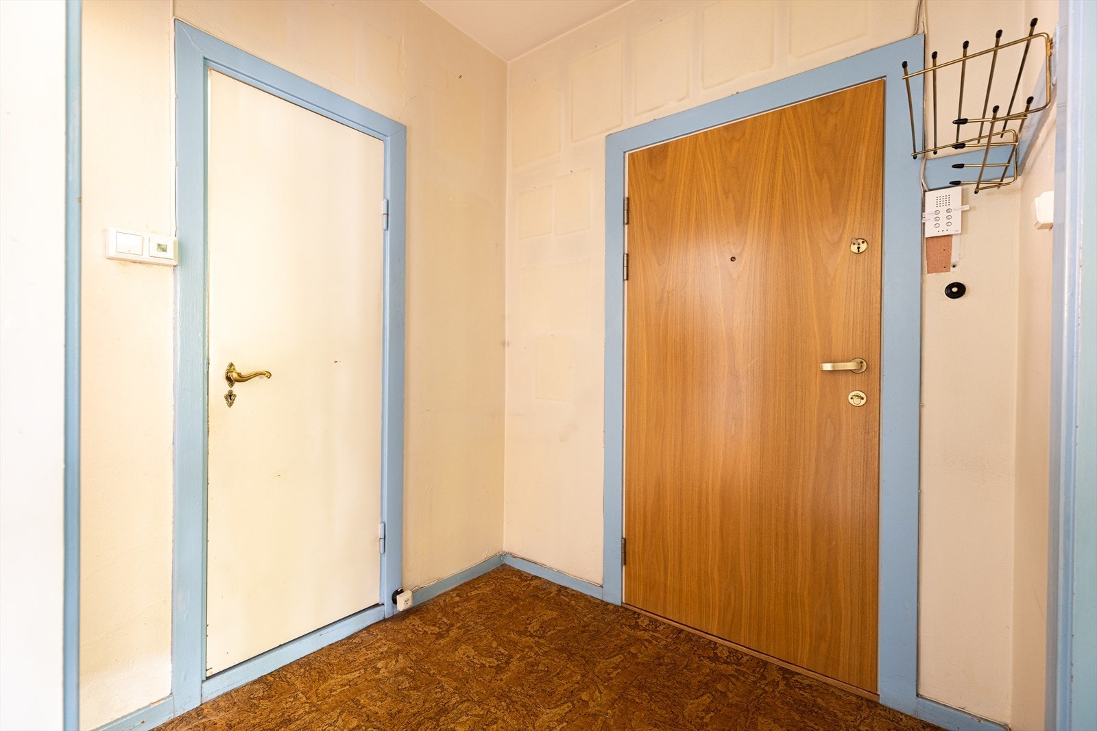 Velkommen inn, dørcalling for å enkelt slippe inn gjester fra gateplan. Bad til høyre. Galleribilde