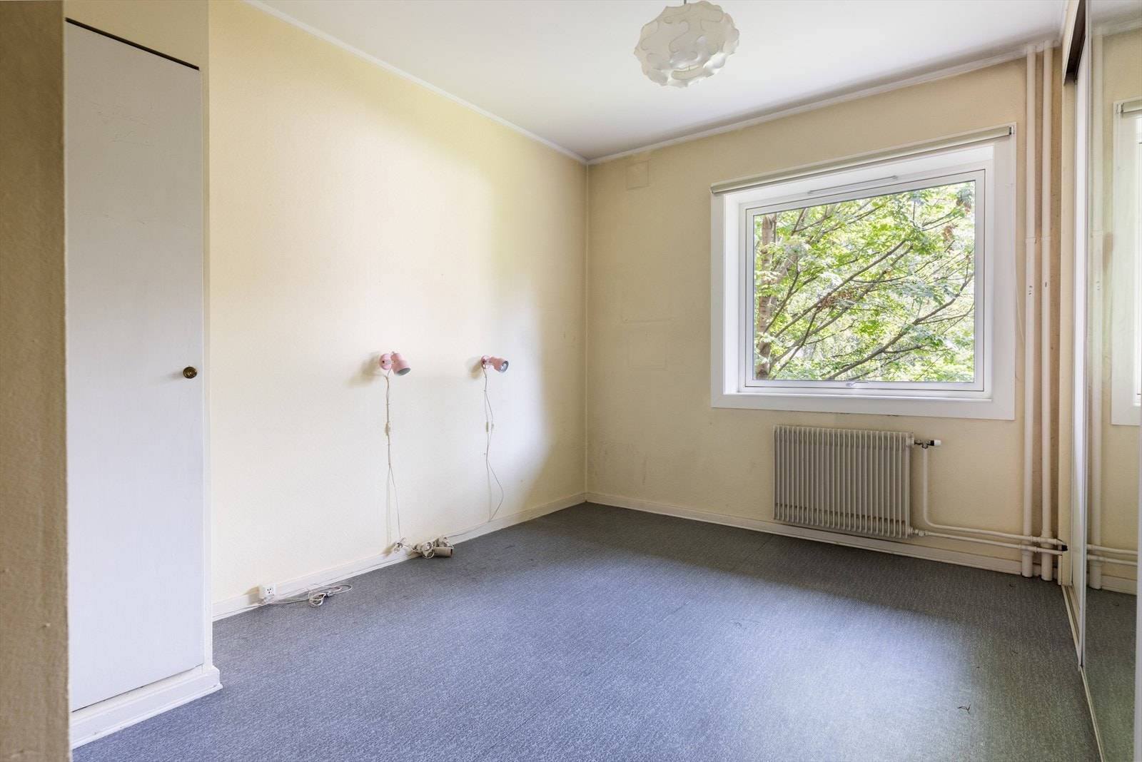 Romslig soverom vendt mot den rolige og frodige bakgården. Galleribilde