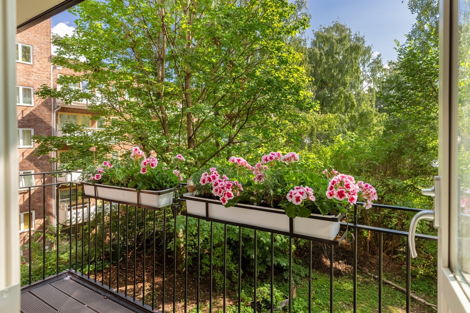 Sør/øst-vendt balkong på ca. 4 m² med plass til både kafébord og stoler, eller loungegruppe. Galleribilde