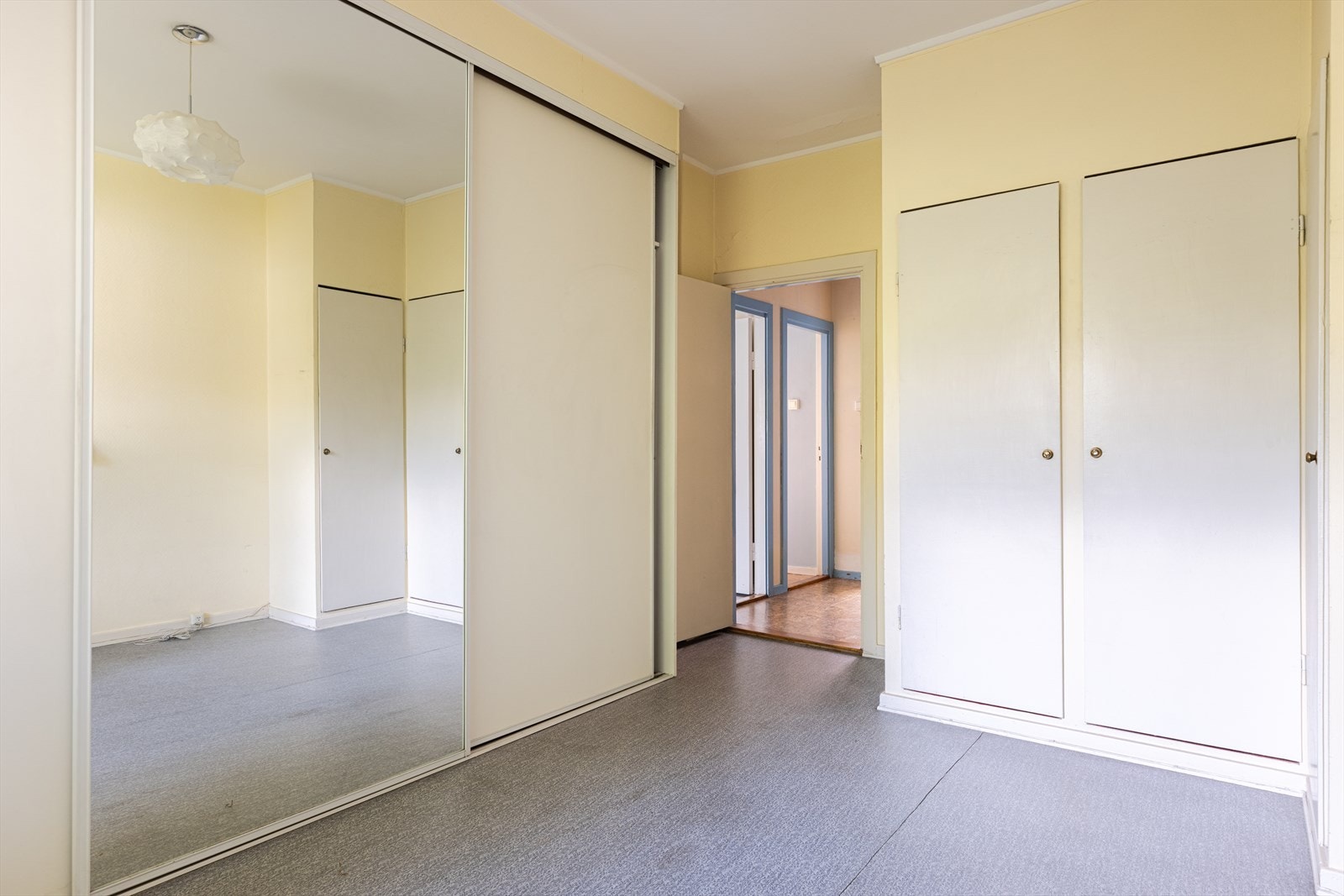 Rommet har både innebygd skap til venstre og skyvedørsgarderobe, begge med god plass til oppbevaring. Galleribilde