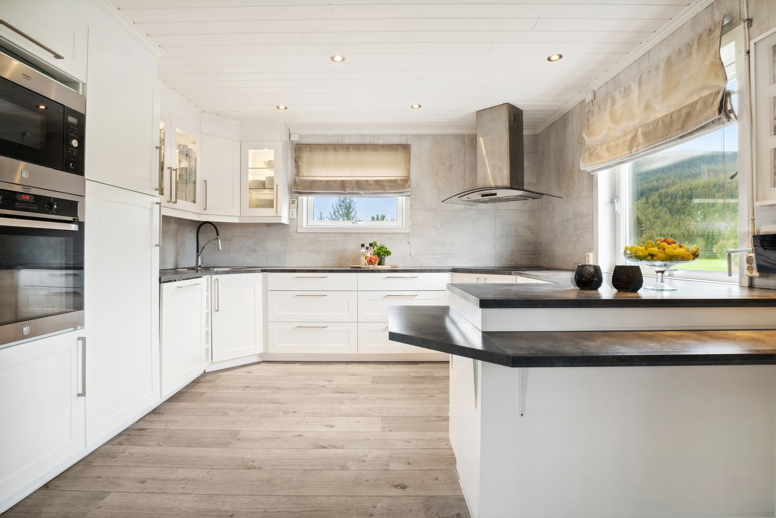 Stort, pent og moderne kjøkken fra 2014. Galleribilde