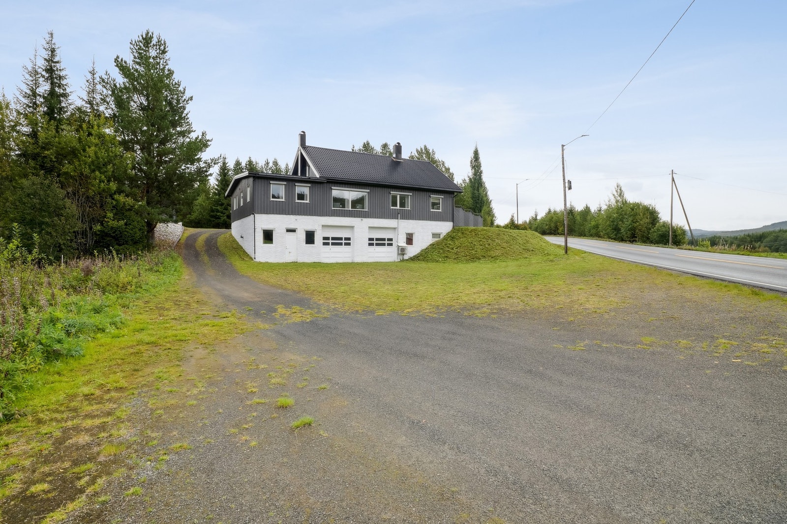 Eiendommen består av blant annet en stor enebolig med egen utleieleilighet, verksted, dobbelgarasje, stabbur og uthus. Galleribilde