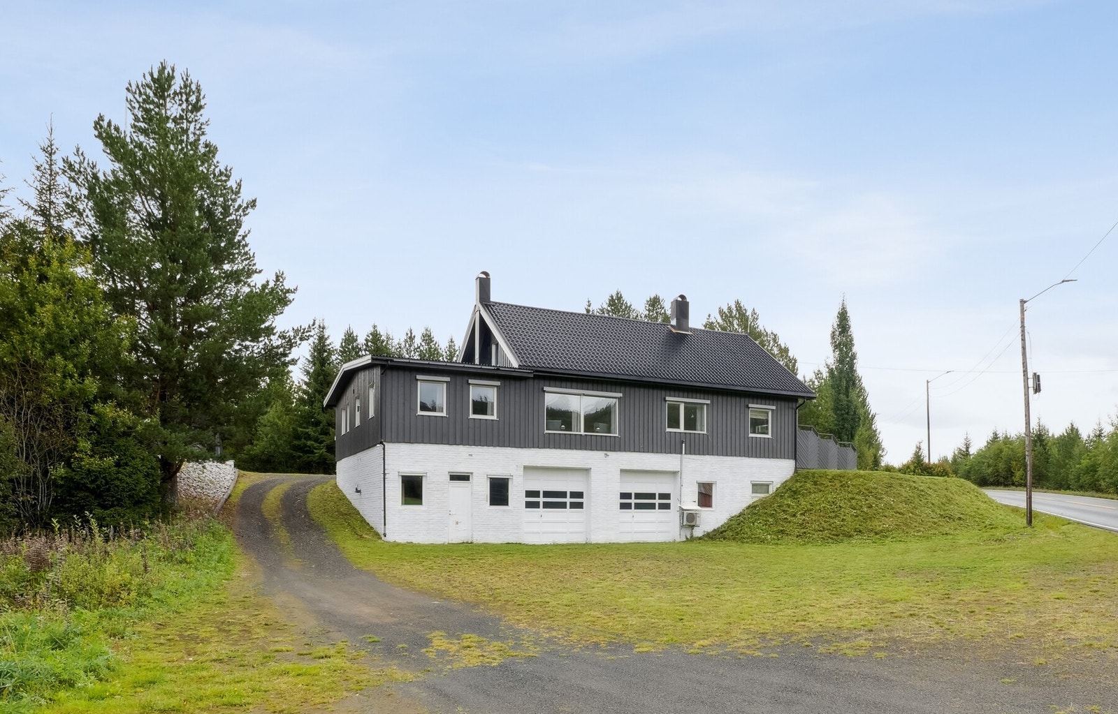 Velkommen til Tydalsvegen 675! En sjelden mulighet i Tydal med stor enebolig med egen utleieleilighet, verksted, dobbelgarasje, stabbur og uthus. Galleribilde