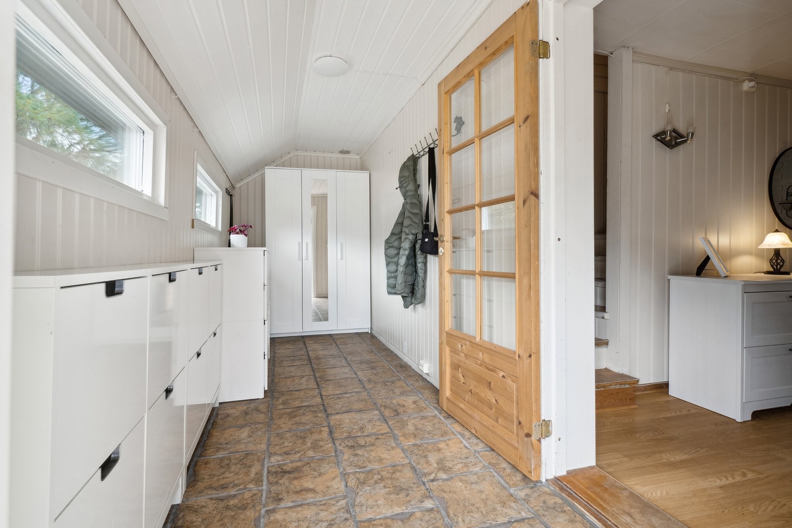 Stort inngangspart med god plass til å henge fra seg. Galleribilde