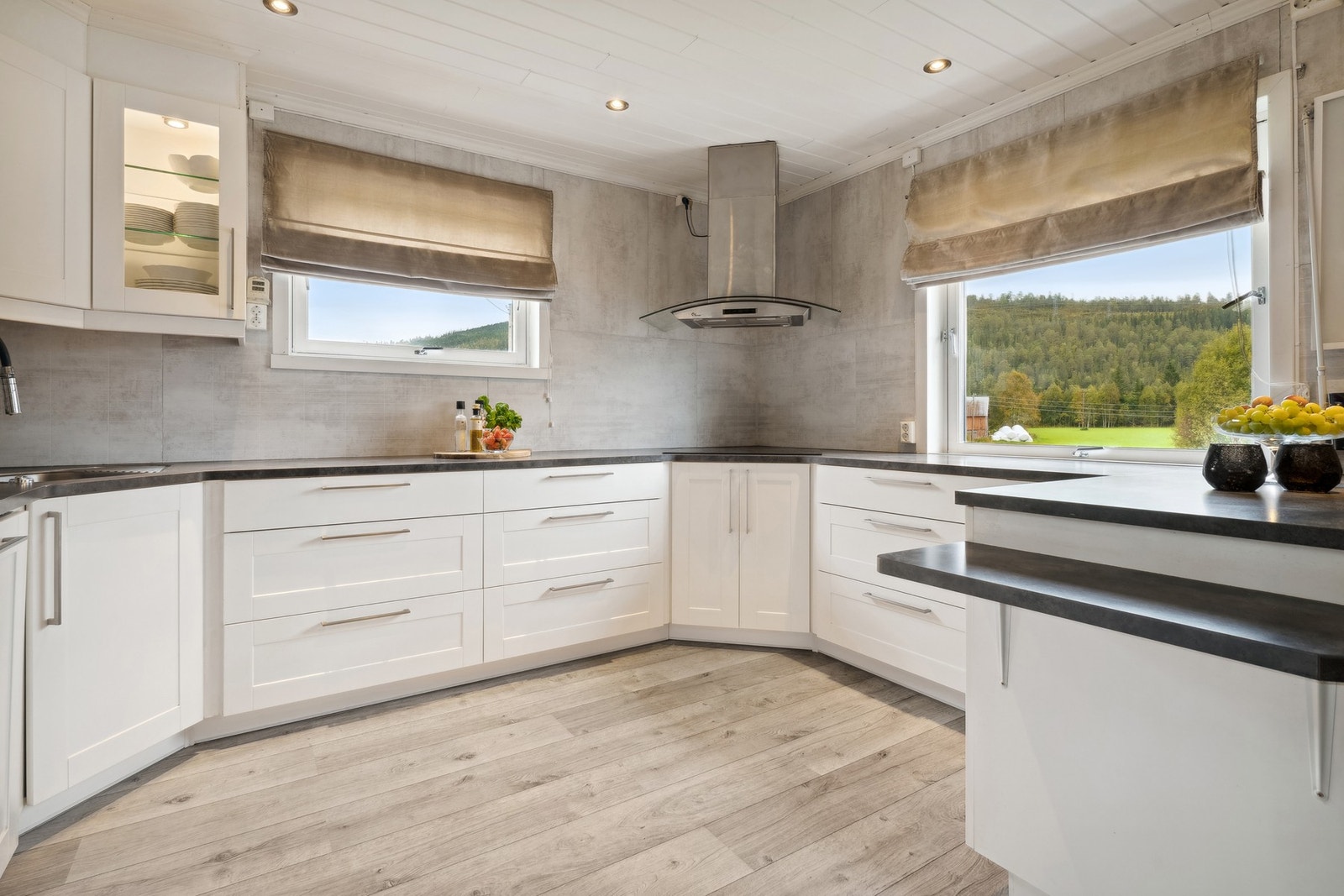 Kjøkkenet har svært god skap- og benkeplass. Galleribilde