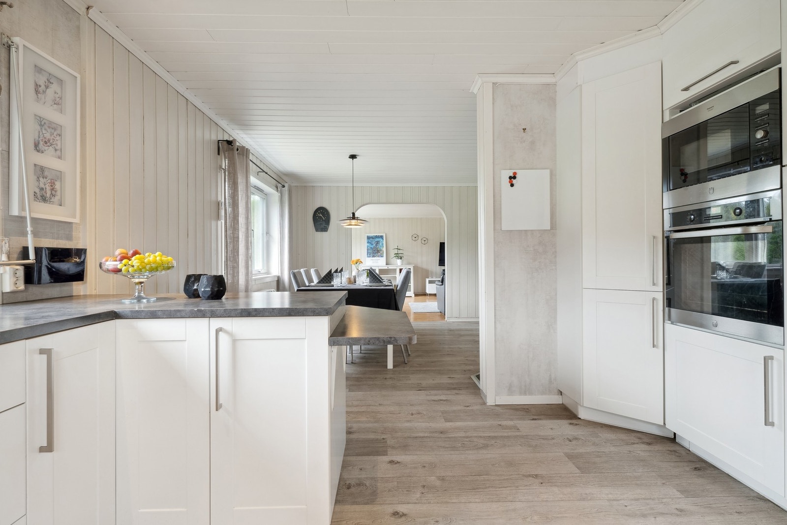 Kjøkkenet har integrerte hvitevarer som medfølger i salget. Galleribilde