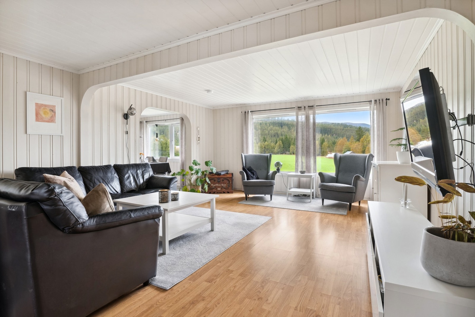 God plass til flere sittegrupper på stua. Galleribilde