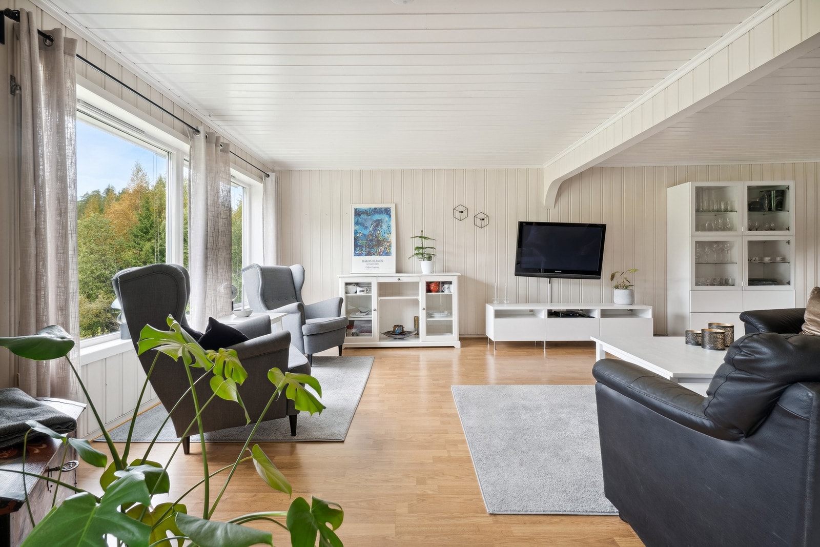 Store vindusflater sørger for rikelig med naturlig lysinnslipp. Galleribilde