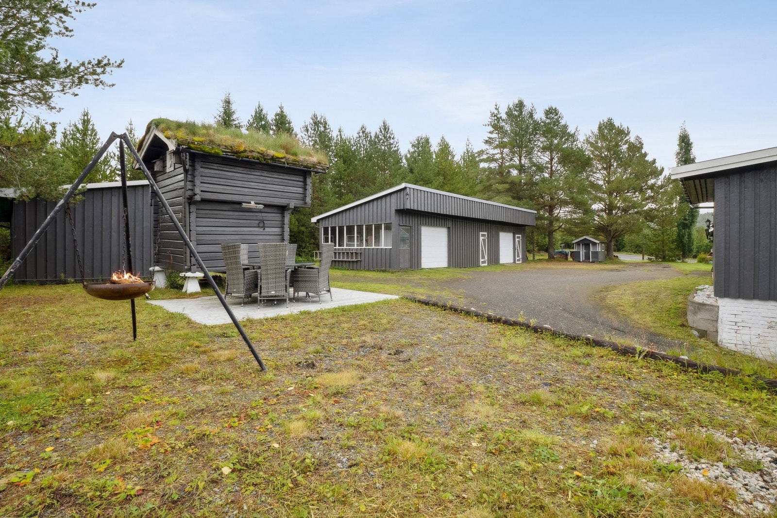 Svært innholdsrik og velholdt eiendom med mange muligheter. Galleribilde