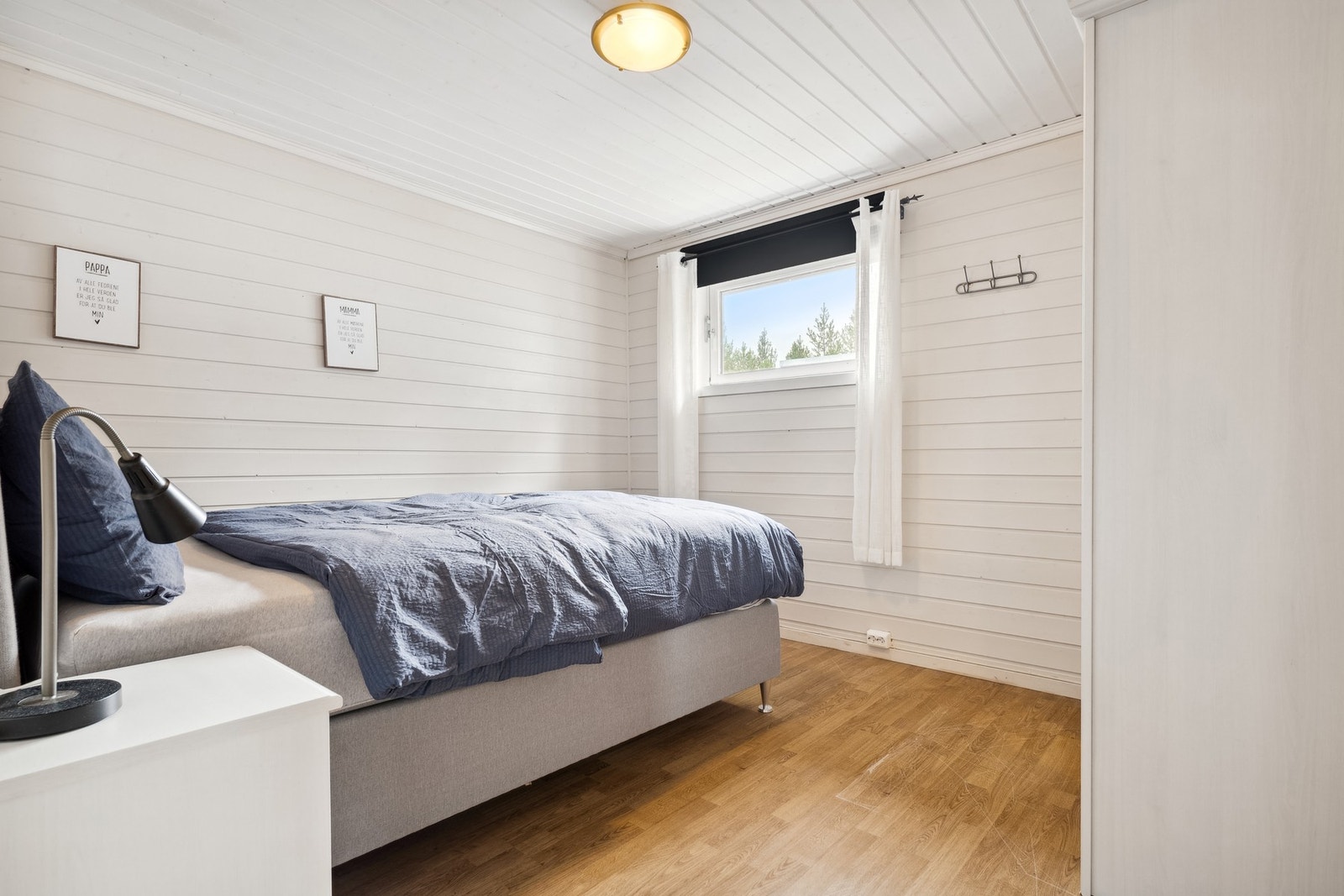 Hovedboligen har totalt 5 soverom. 1 i 1. etasjen og 4 på loftet. Galleribilde