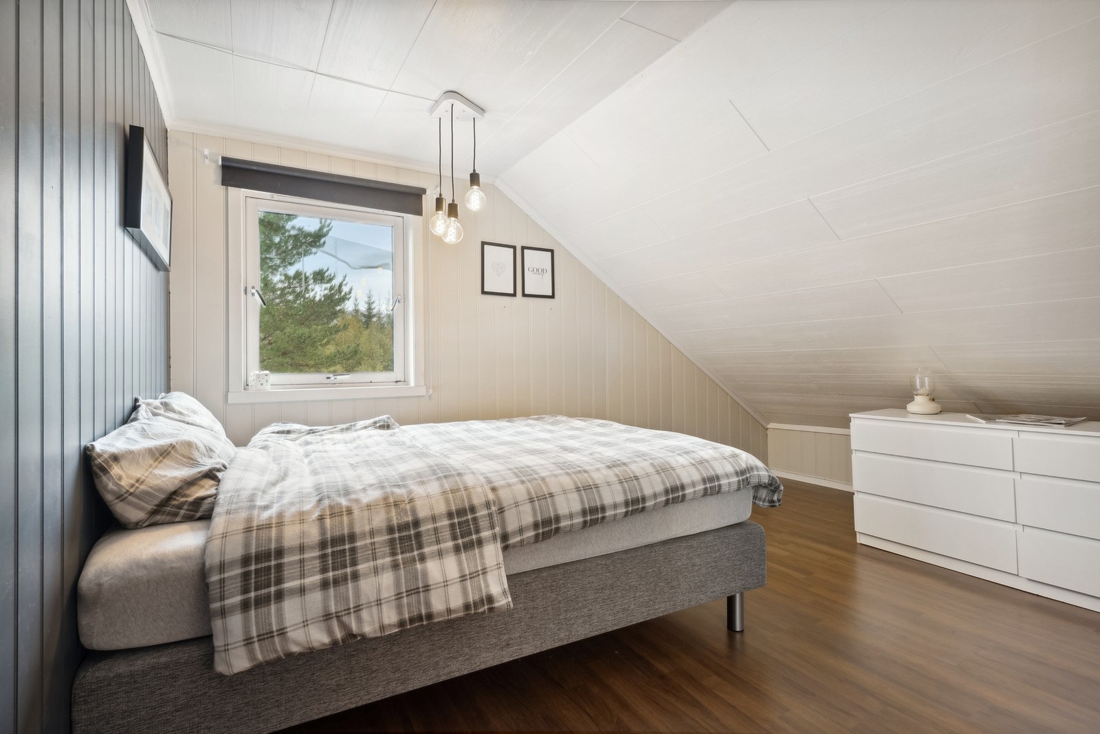 Hovedboligen har totalt 5 soverom. 1 i 1. etasjen og 4 på loftet. Galleribilde