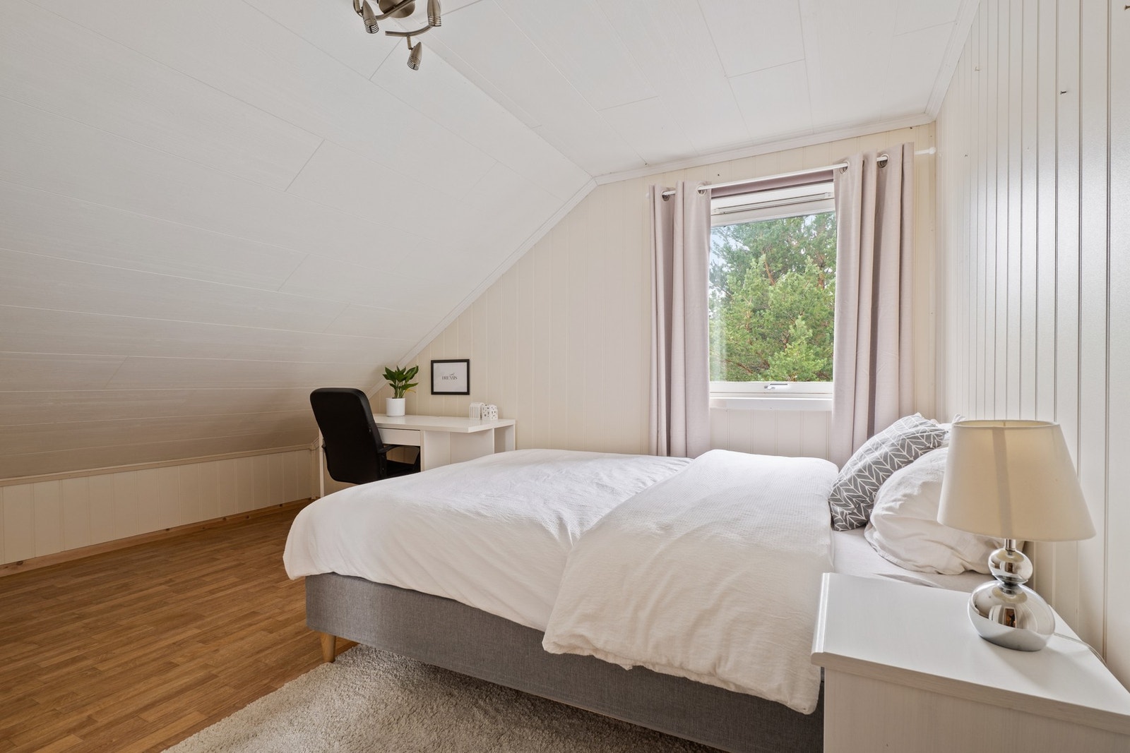 Hovedboligen har totalt 5 soverom. 1 i 1. etasjen og 4 på loftet. Galleribilde