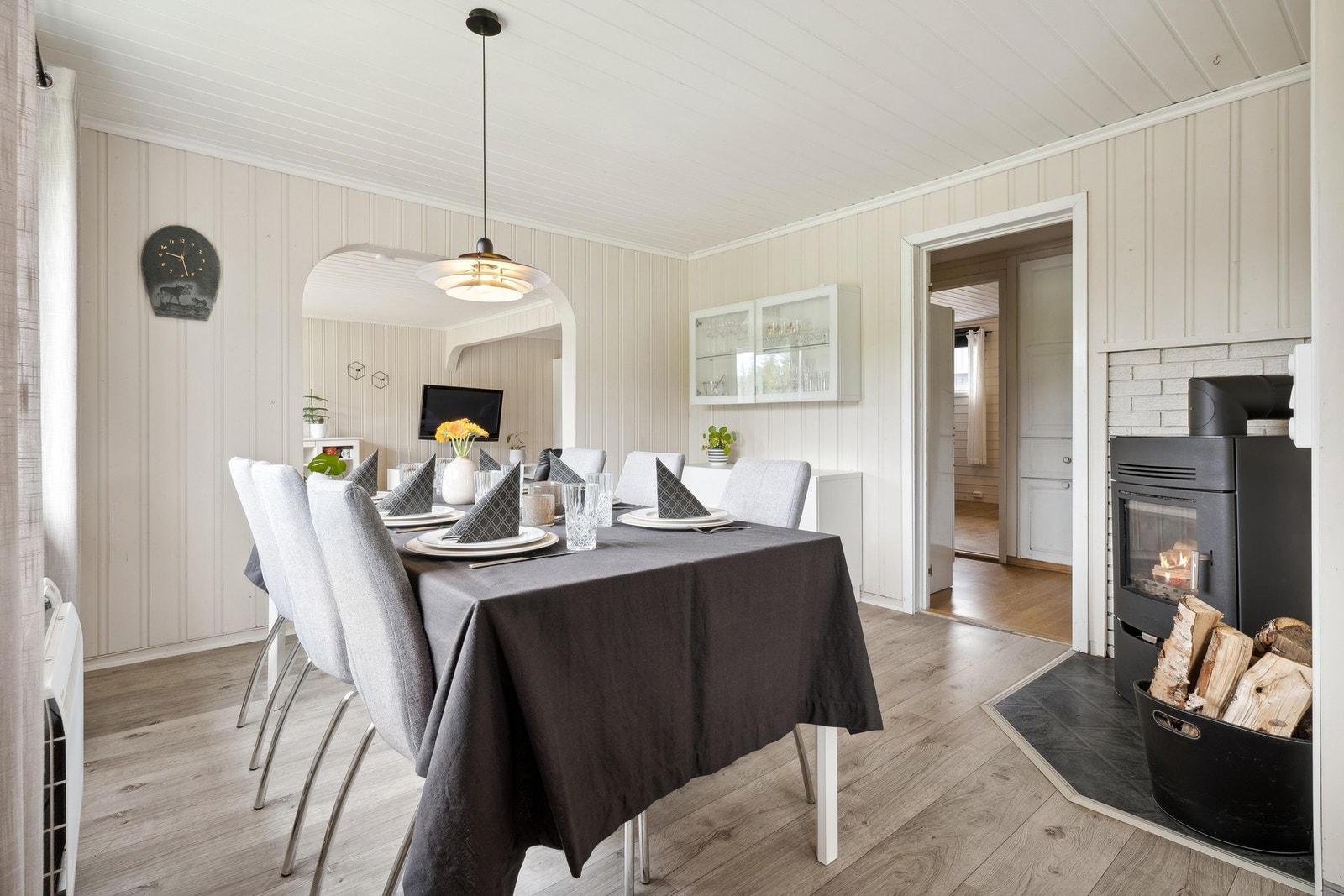 Naturlig avdeling for spisegruppe i tilknytning til kjøkkenet. Galleribilde